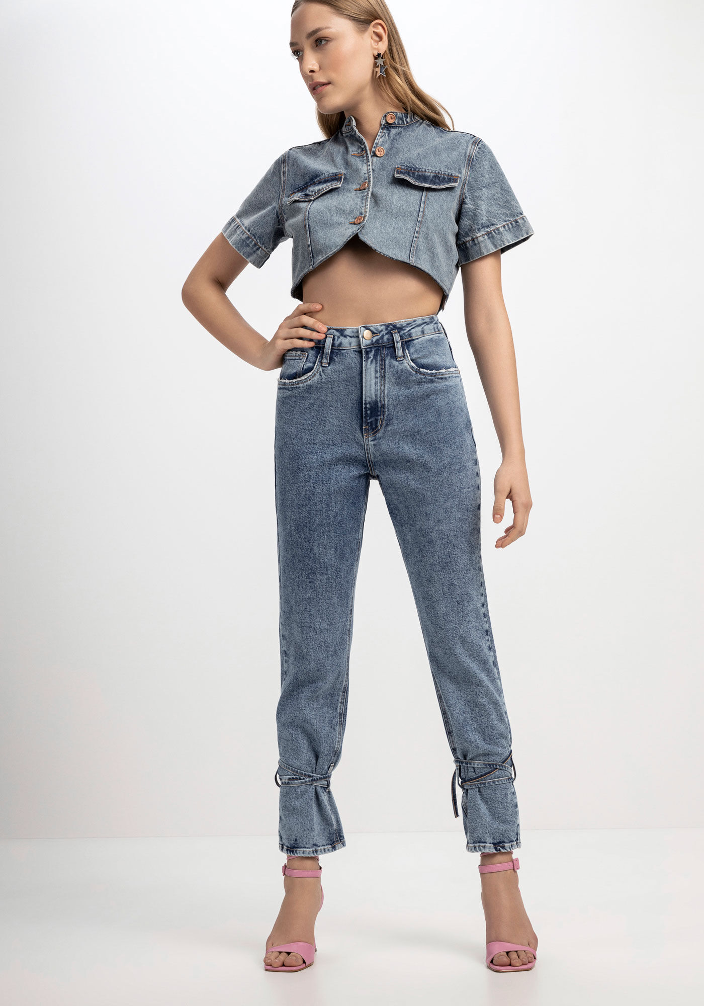 Mom jeans hot sale com salto