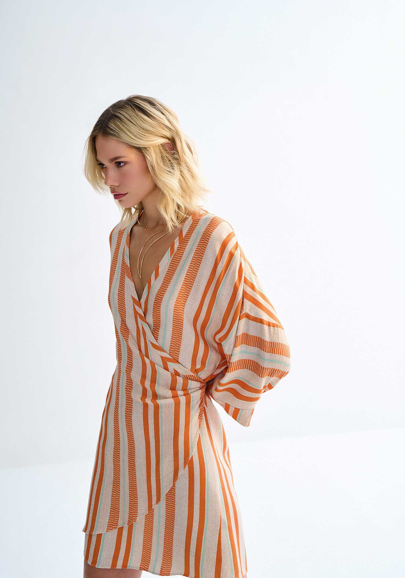 Vestido Curto Transpassado em Viscose Estampado, , large.