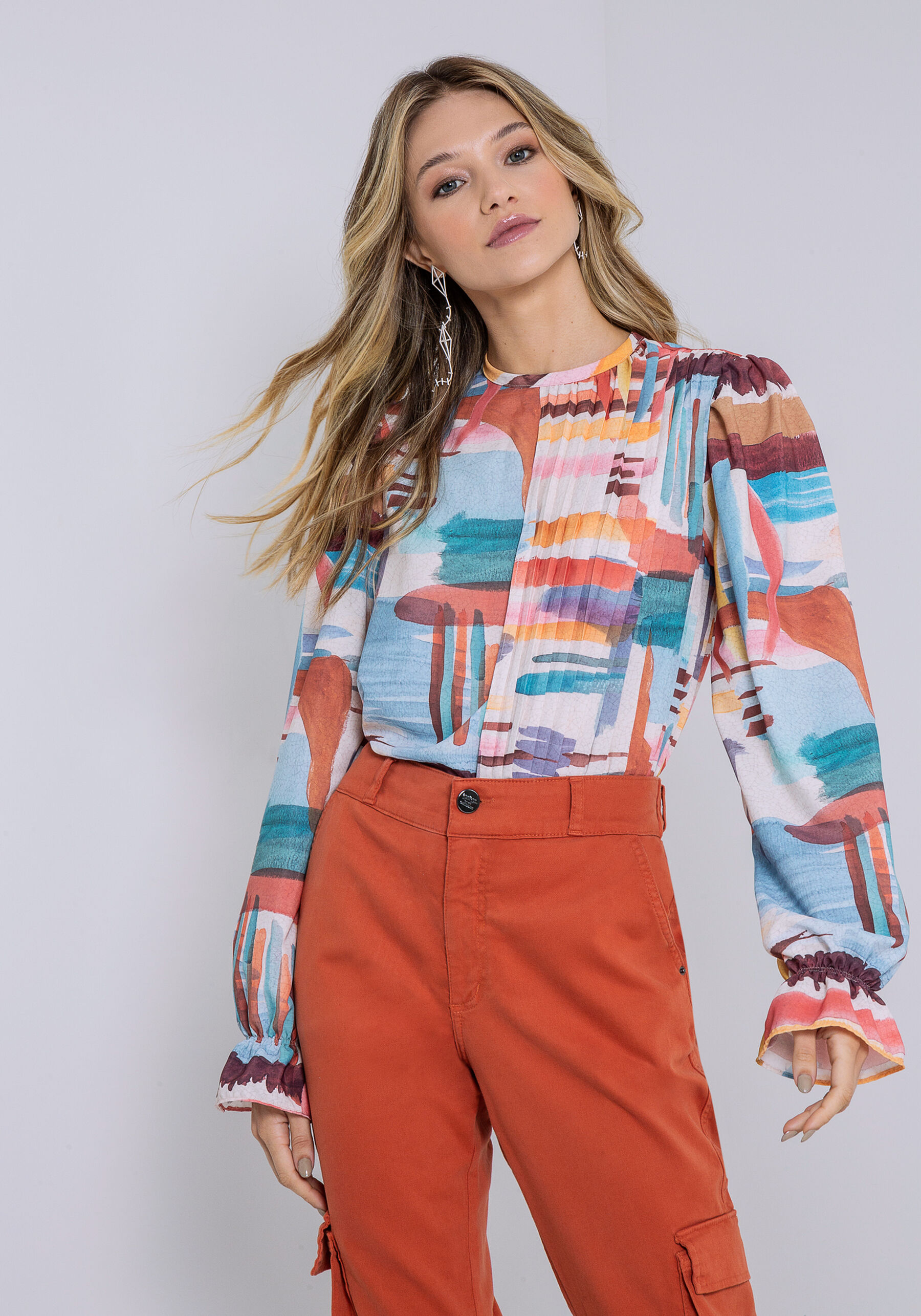 Blusa em Tecido Poly com Recorte Plissado, VOO. Blusa em Tecido Poly com Recorte Plissado, VOO, large.