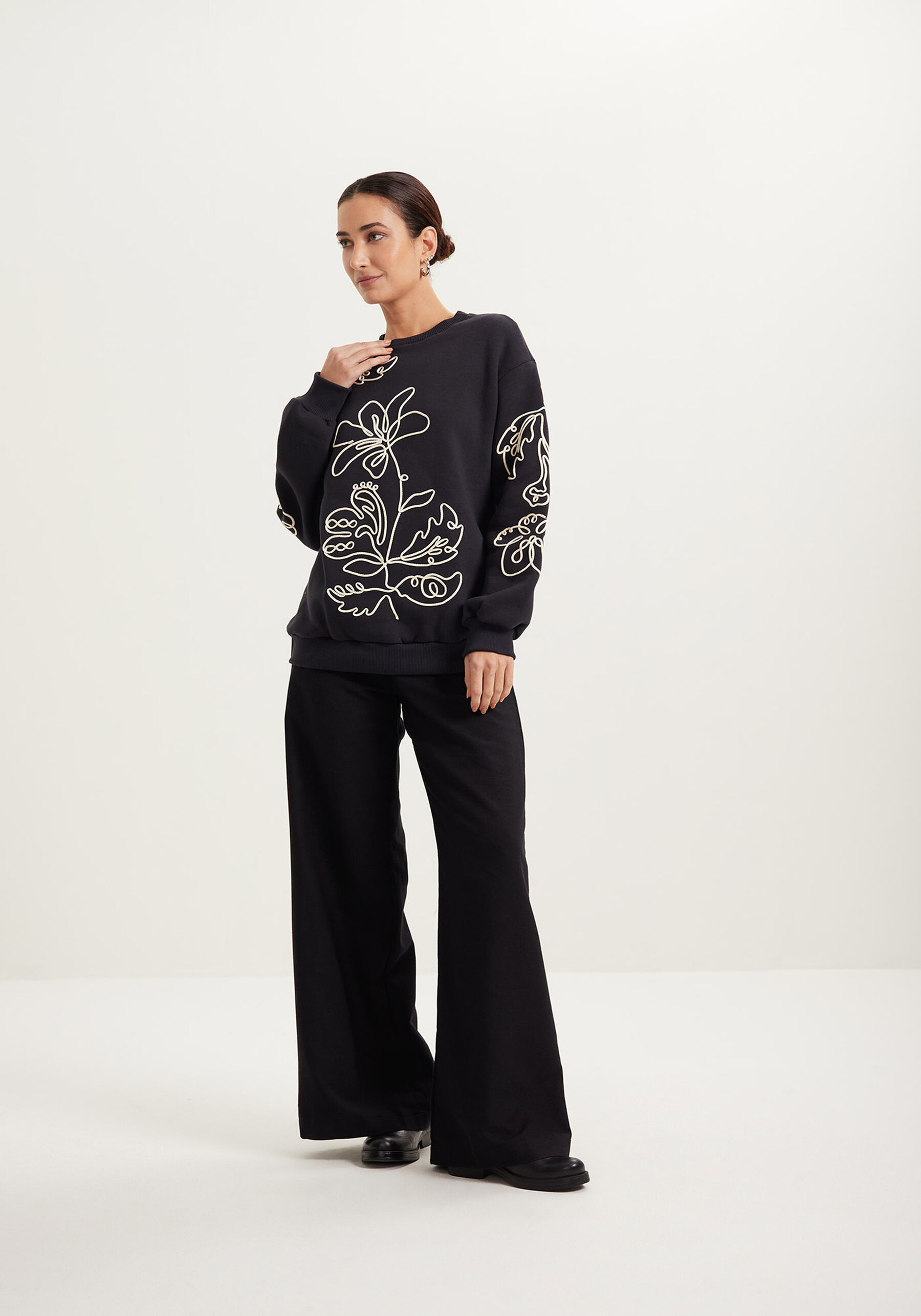 Blusão Em Moletom Com Bordados Em Alto Relevo, . Blusão Em Moletom Com Bordados Em Alto Relevo, , large.