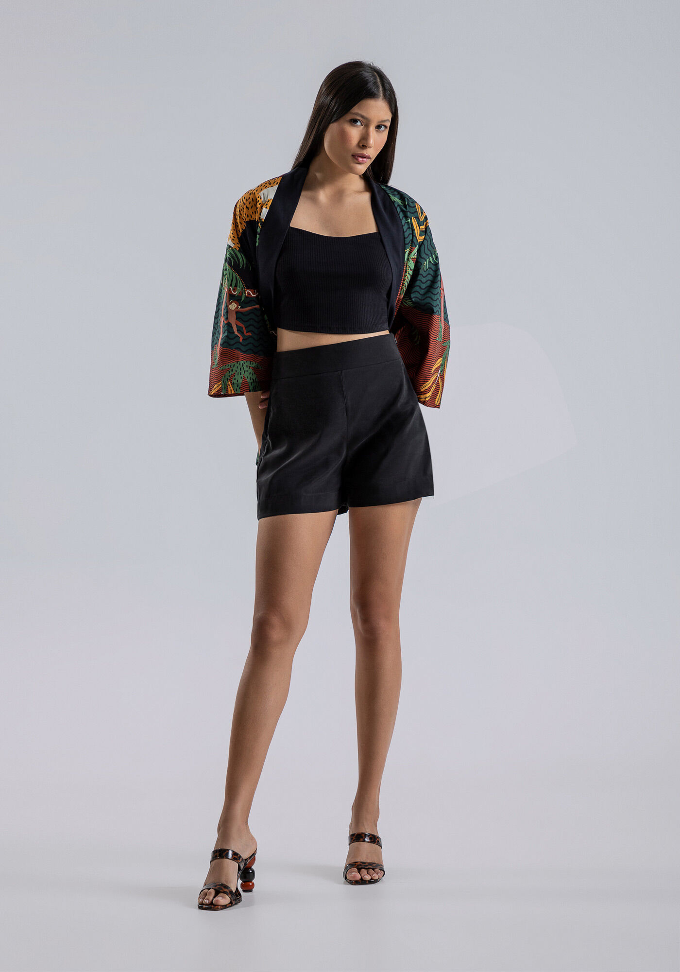 Shorts Cintura M&eacute;dia em Viscose com Bolsos, , large.