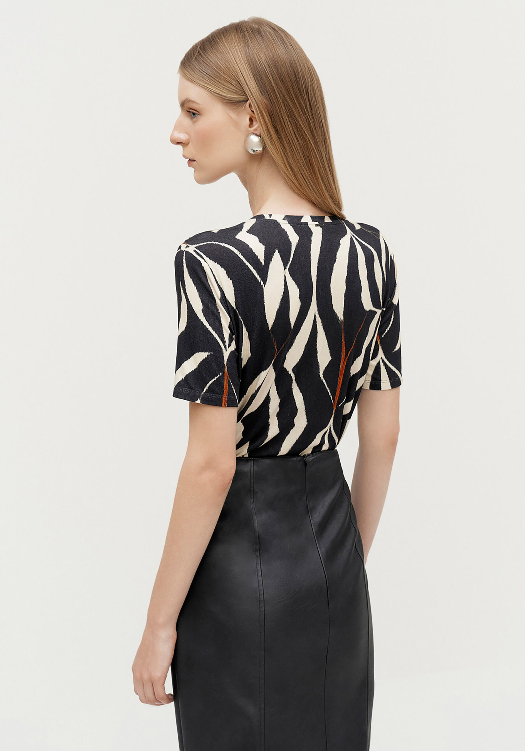 Blusa Estampada em Malha Viscose com Decote V, . Blusa Estampada em Malha Viscose com Decote V, , large.