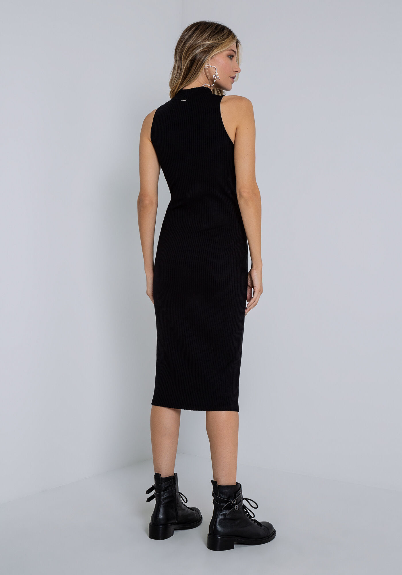Vestido justo sale gola alta