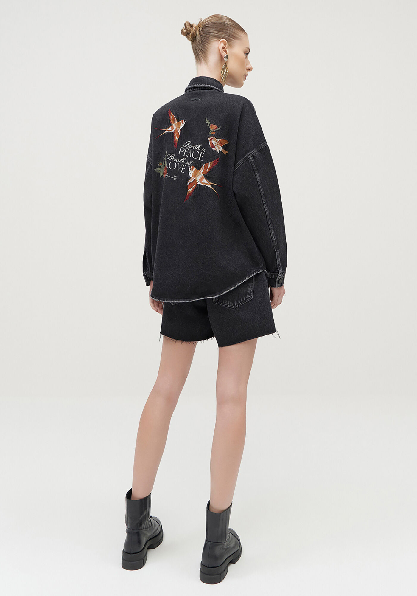 Jaqueta Jeans Preta com Bordado P&aacute;ssaros Costas, , large.