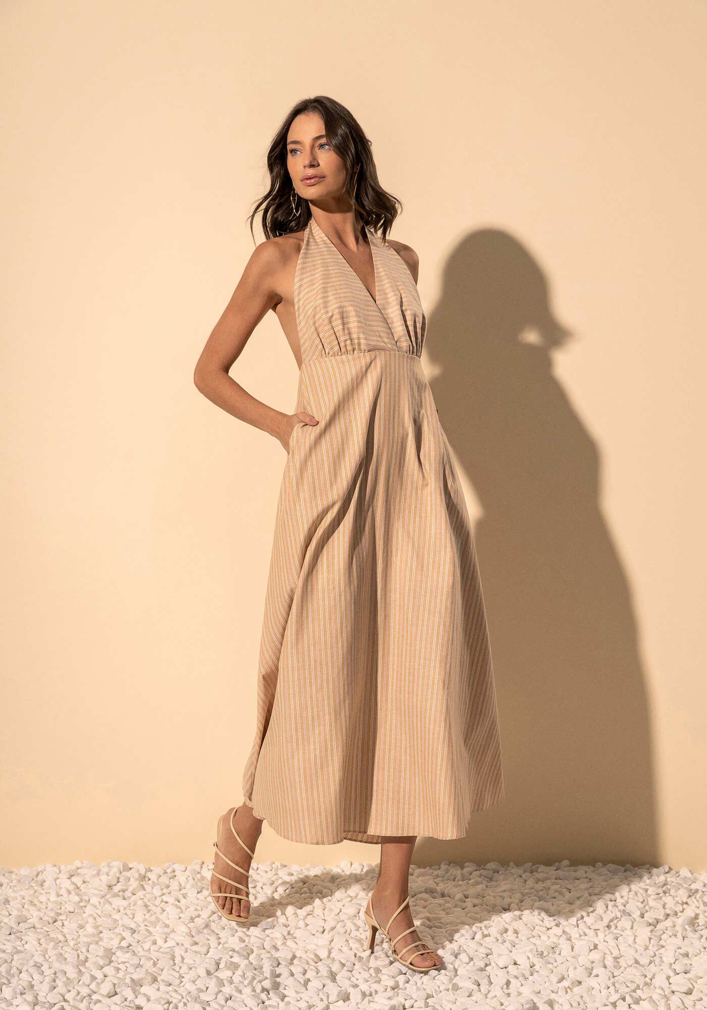 Vestido Ch&aacute; Frente &Uacute;nica Com Decote Em V E Bolsos Laterais, MARROM ESPERADO, large.