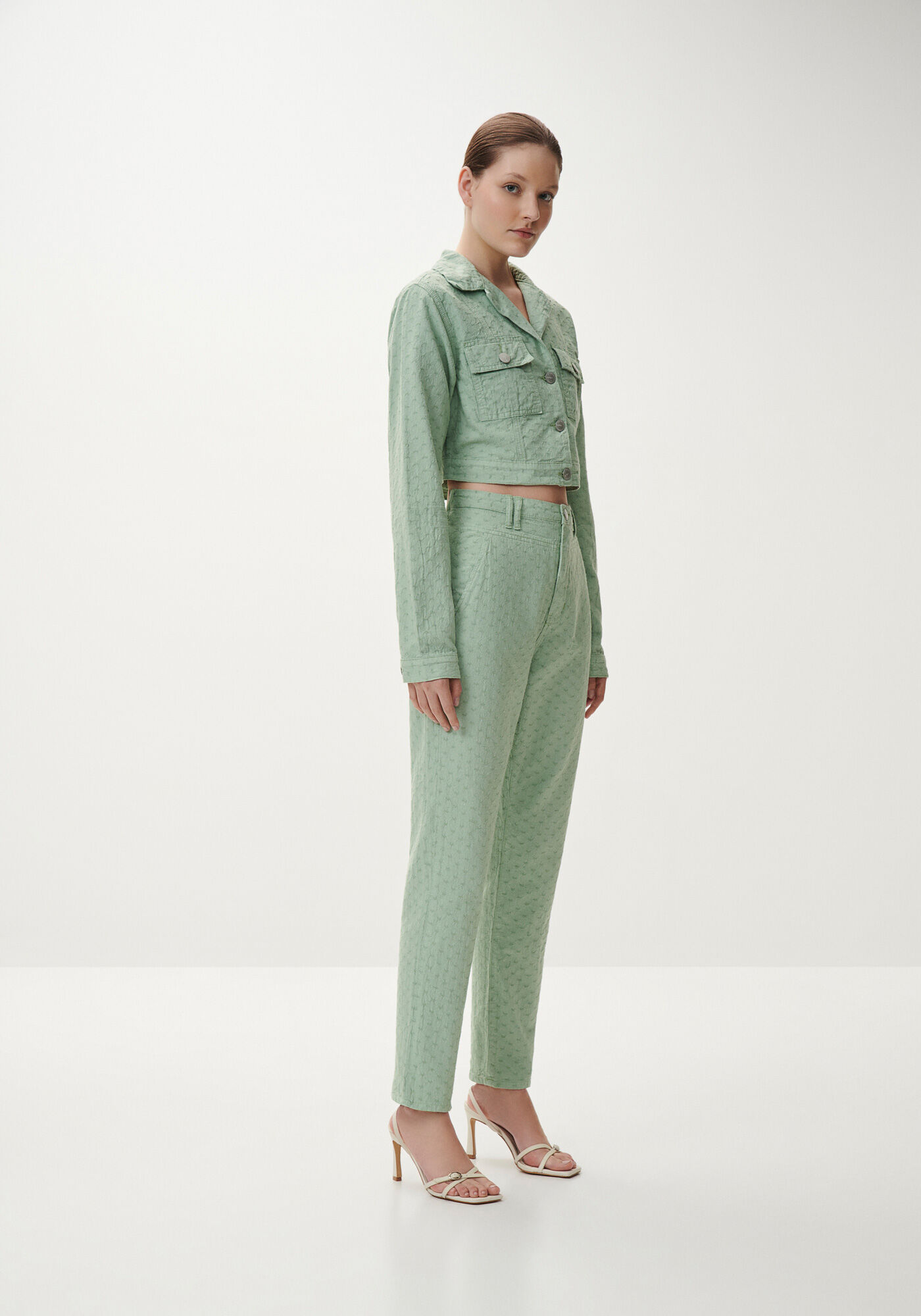 Cal&ccedil;a Sarja Mom Cropped com Textura Sustent&aacute;vel, VERDE GEMSTONE, large.