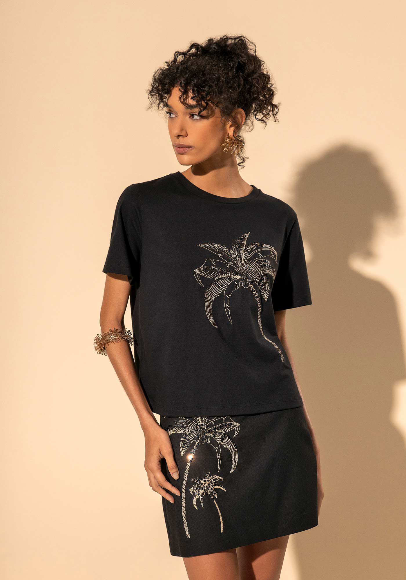 Blusa T-shirt Em Algod&atilde;o Penteado Com Bordado E Paet&ecirc;s, PRETO, large.