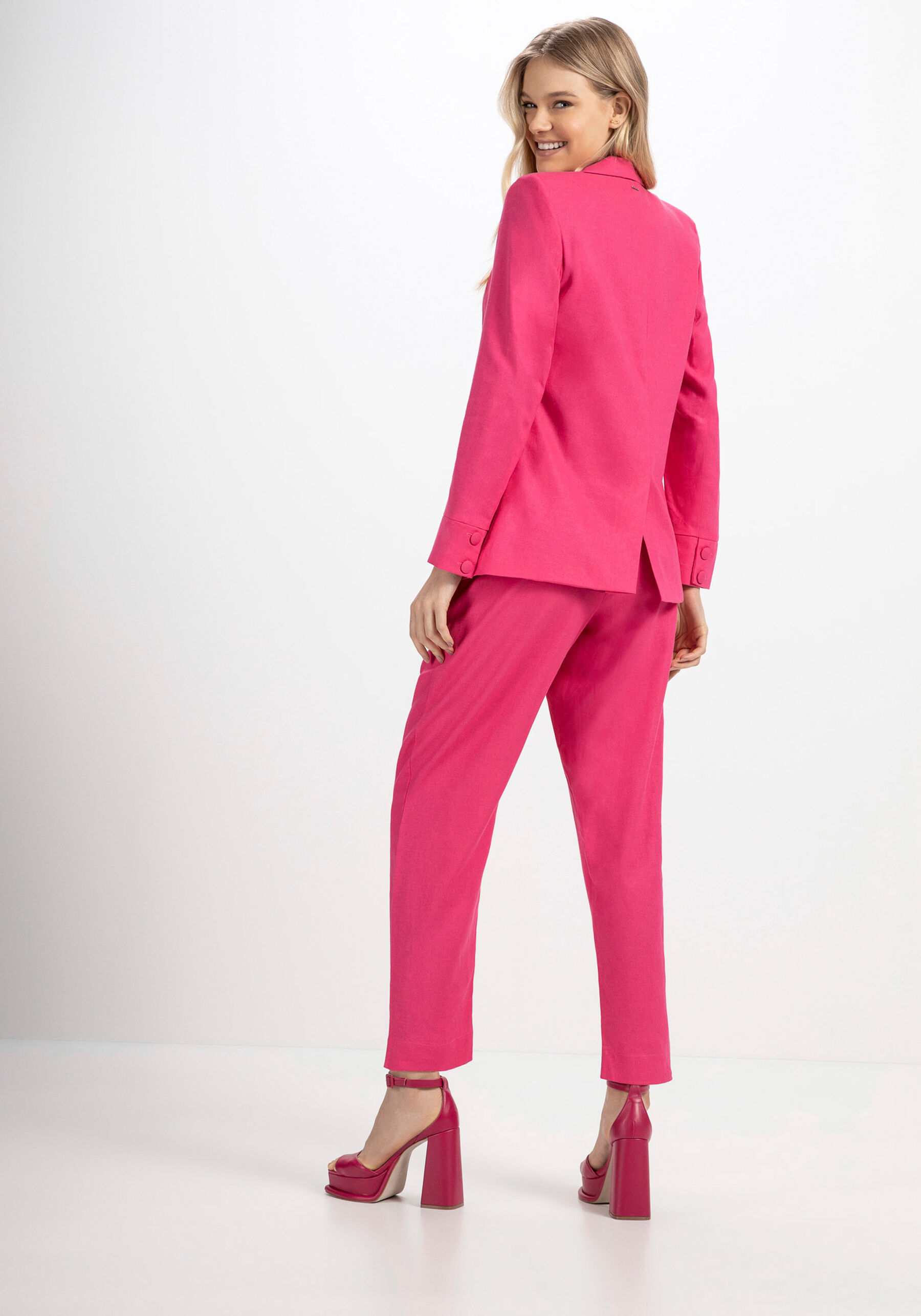 Blazer em Linho com Abotoamento Único, ROSA HIGH PINK. Blazer em Linho com Abotoamento Único, ROSA HIGH PINK, large.