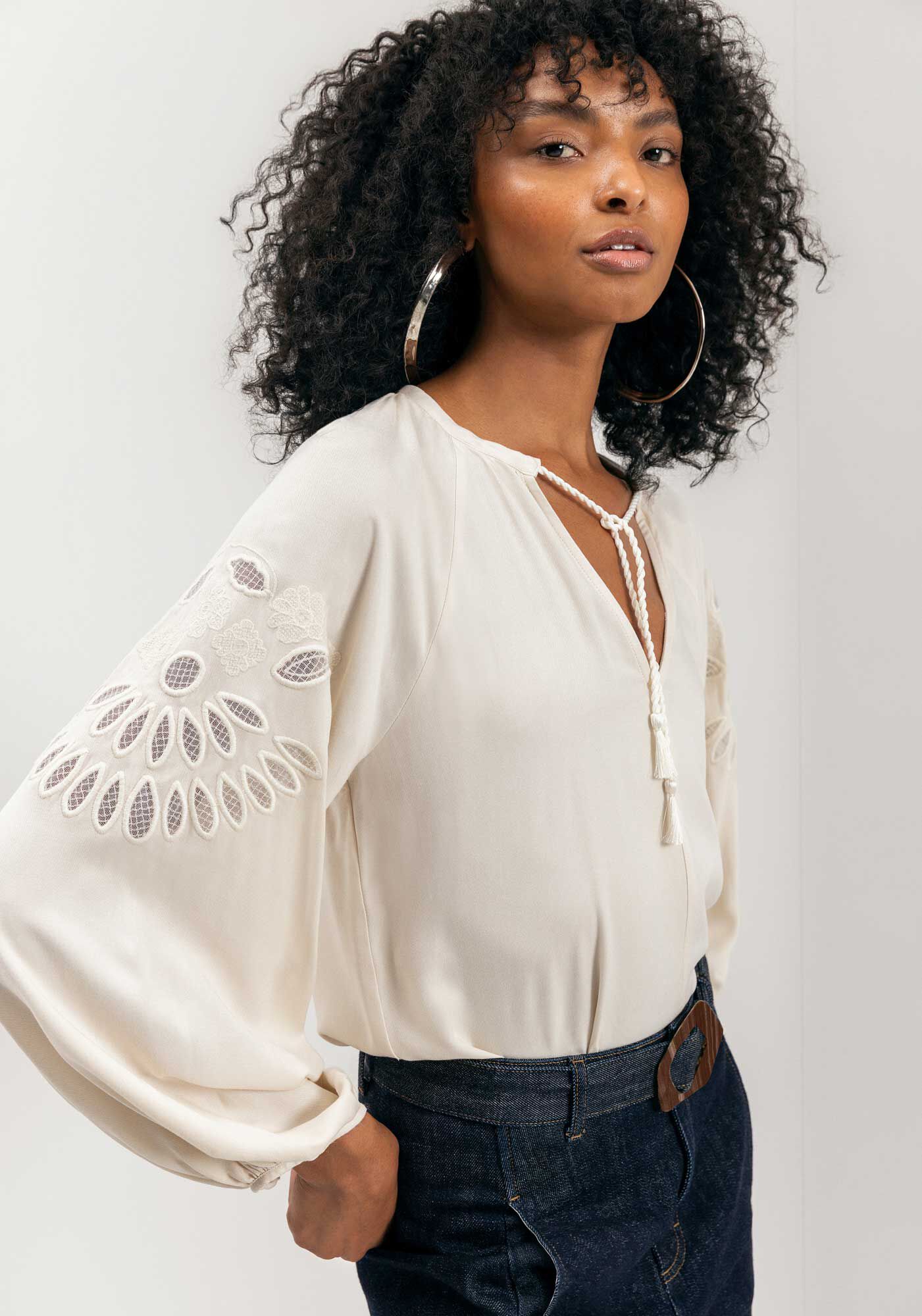 Blusa De Mangas Longas Bufantes Com Bordados E Amarra&ccedil;&atilde;o, , large.