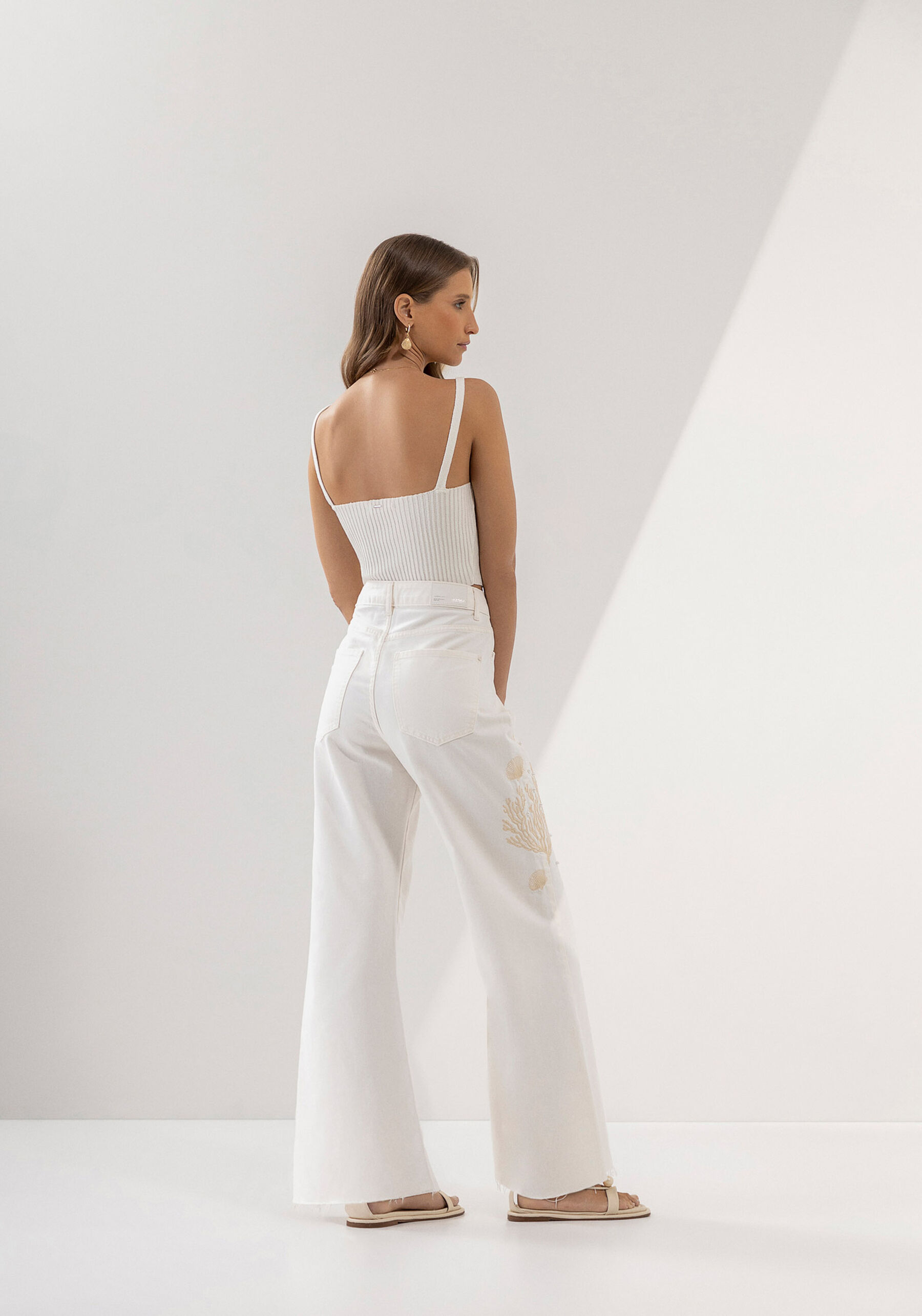 Calça Sarja Super Alta com Bordado e Pérolas, BRANCO OFF WHITE. Calça Sarja Super Alta com Bordado e Pérolas, BRANCO OFF WHITE, large.