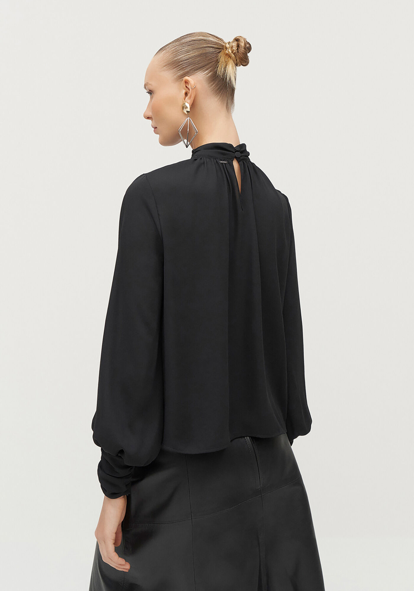 Blusa Manga Longa em Crepe com Gola Alta Franzida, , large.