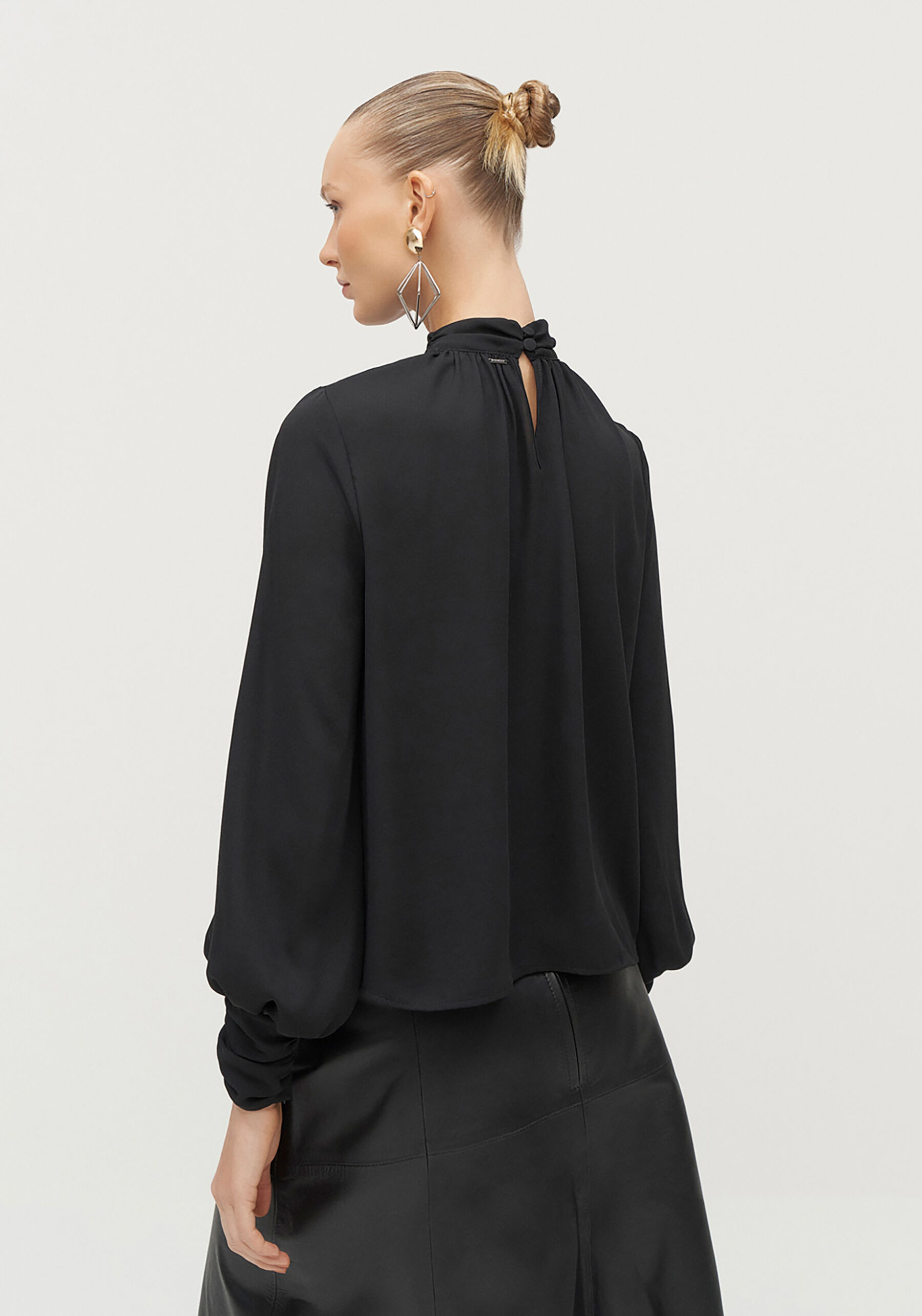 Blusa Manga Longa em Crepe com Gola Alta Franzida, . Blusa Manga Longa em Crepe com Gola Alta Franzida, , large.