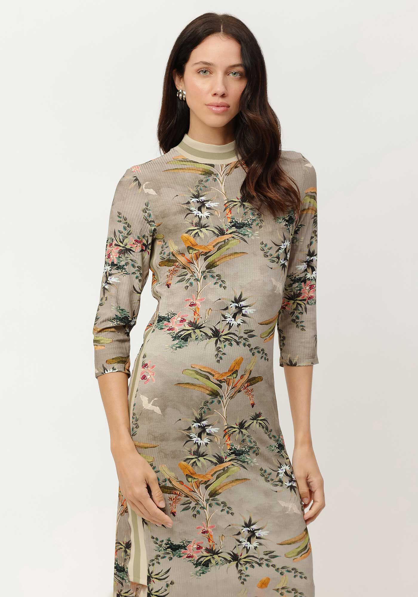 Vestido Midi Manga 3/4 com Retil&iacute;nea Lateral, , large.