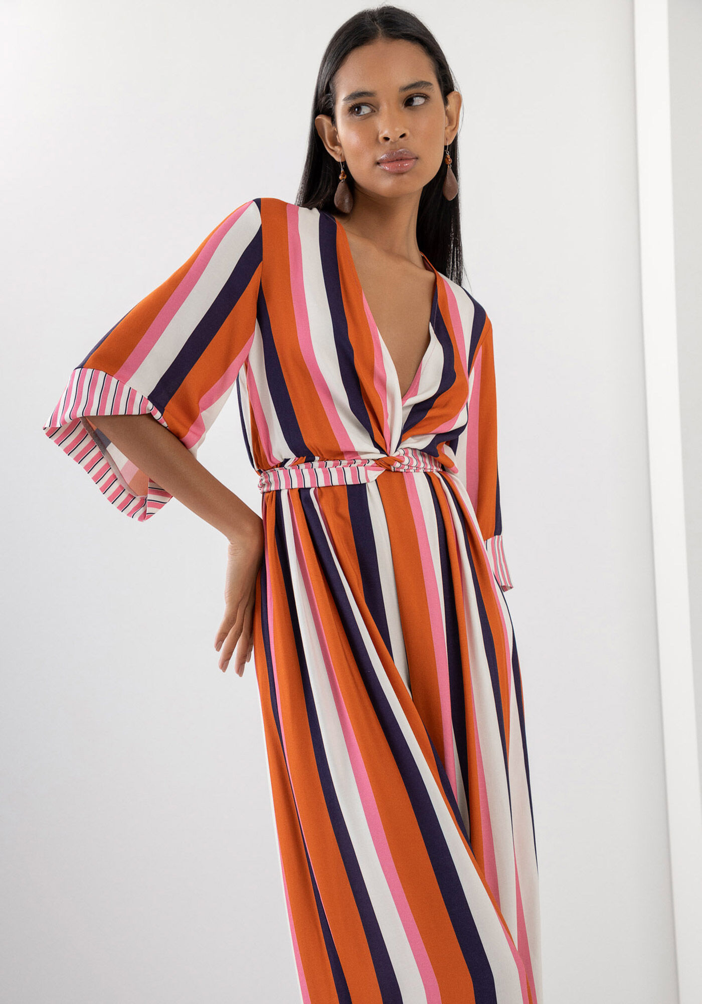 Macac&atilde;o Longo em Viscose com Decote Profundo, MOEMA, large.