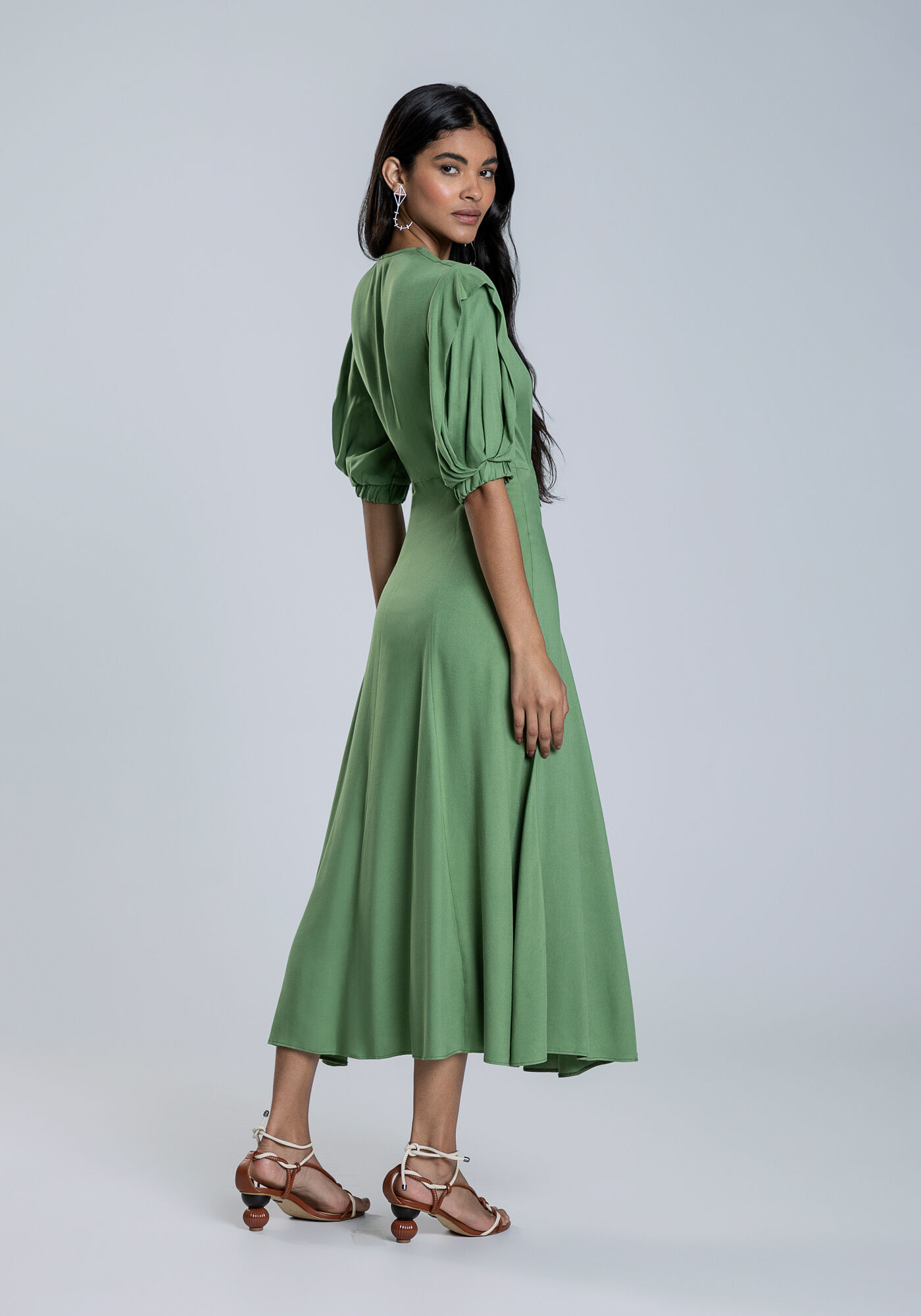 Vestido Midi em Viscose com Bot&otilde;es, VERDE MOVIMENTO, large.