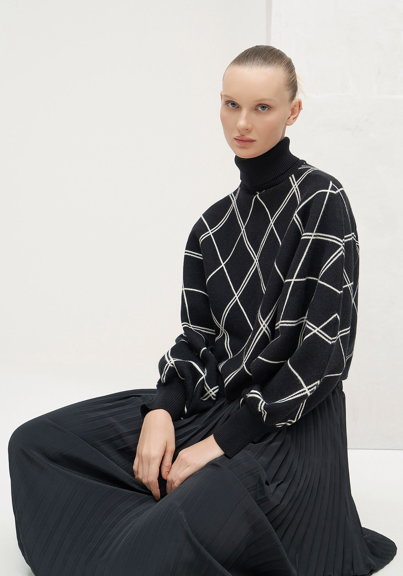 Blus&atilde;o Gola Alta em Tric&ocirc; com Manga Bufante, PRETO REATIVO, large.