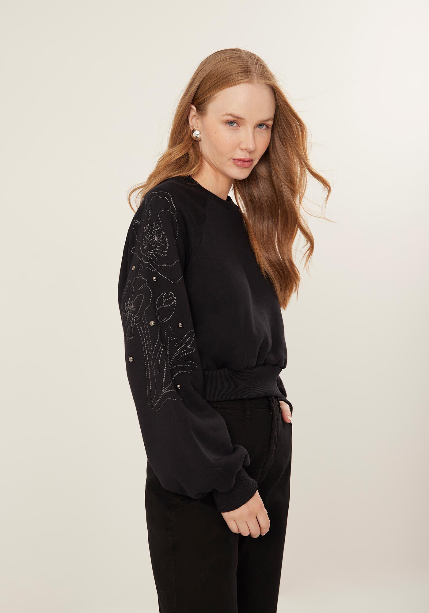 Blus&atilde;o Cropped Em Moletom Com Mangas Bordadas, , large.