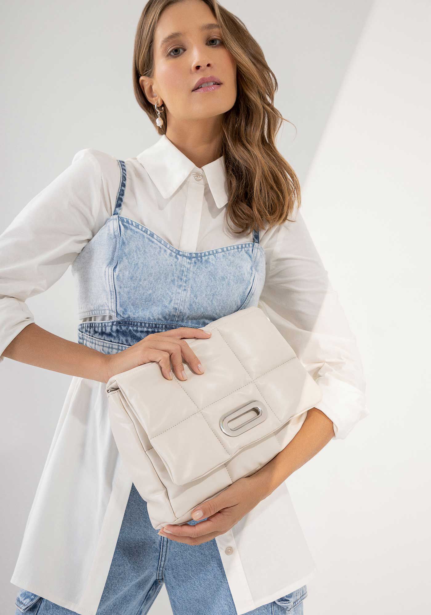 Bolsa M&eacute;dia Matelass&ecirc; com Al&ccedil;a Corrente, BRANCO OFF WHITE, large.