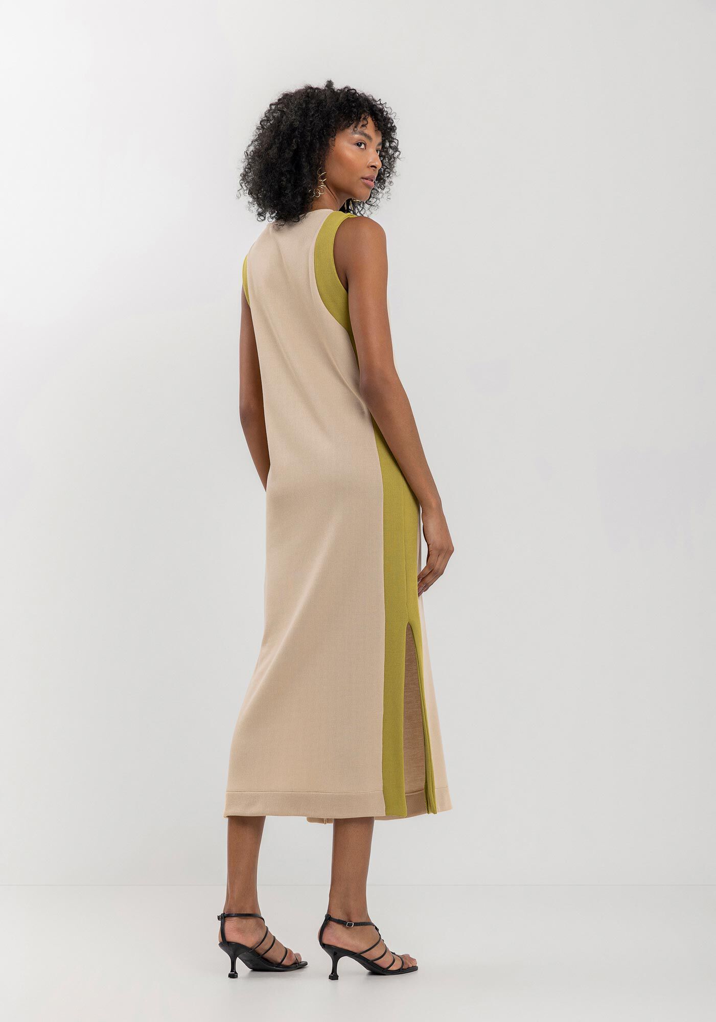 Vestido Midi Ch&aacute; Em Malha Canelada Com Recortes Laterais, , large.