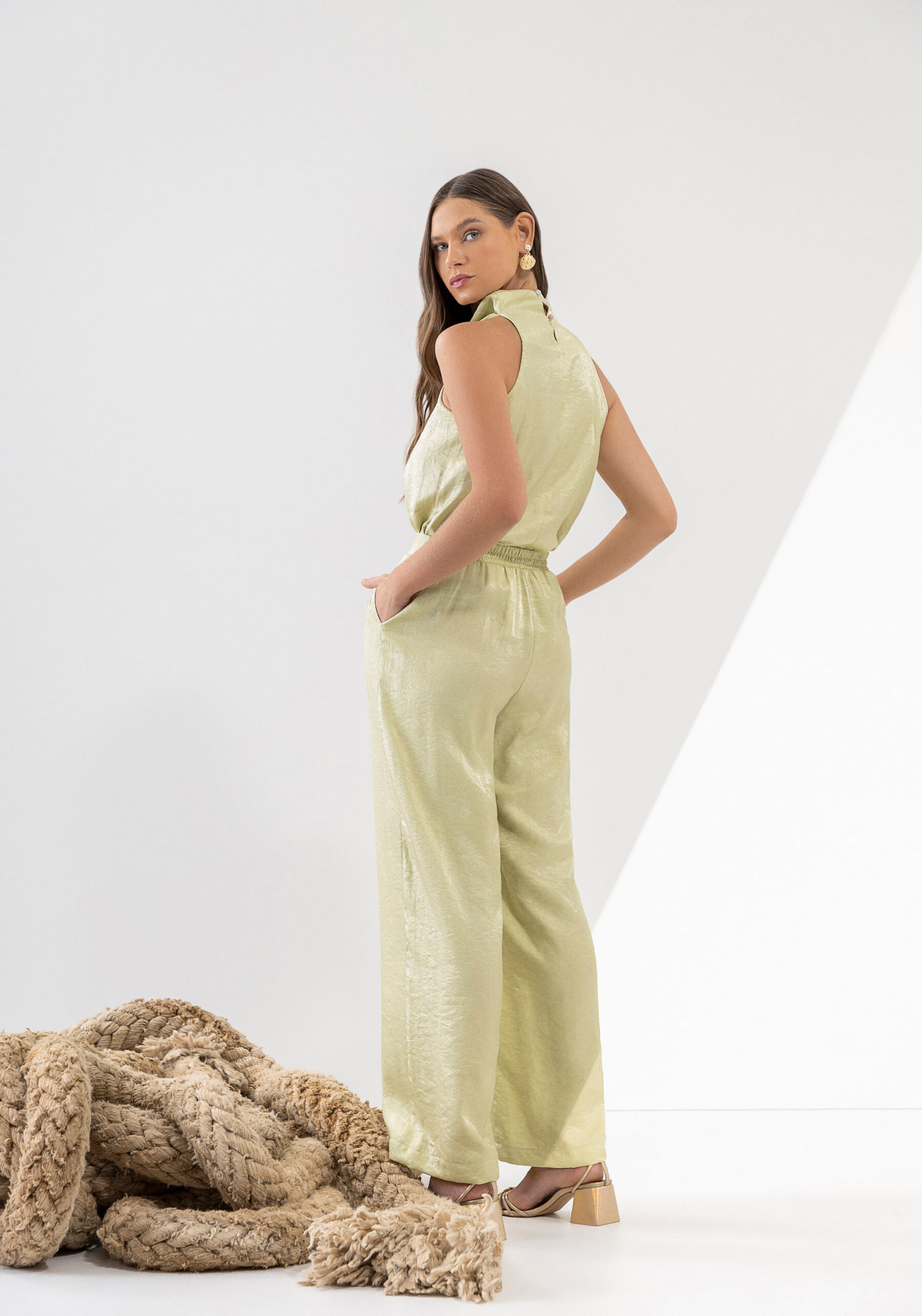 Calça Reta em Cetim Texturizado com Cintura Alta, . Calça Reta em Cetim Texturizado com Cintura Alta, , large.