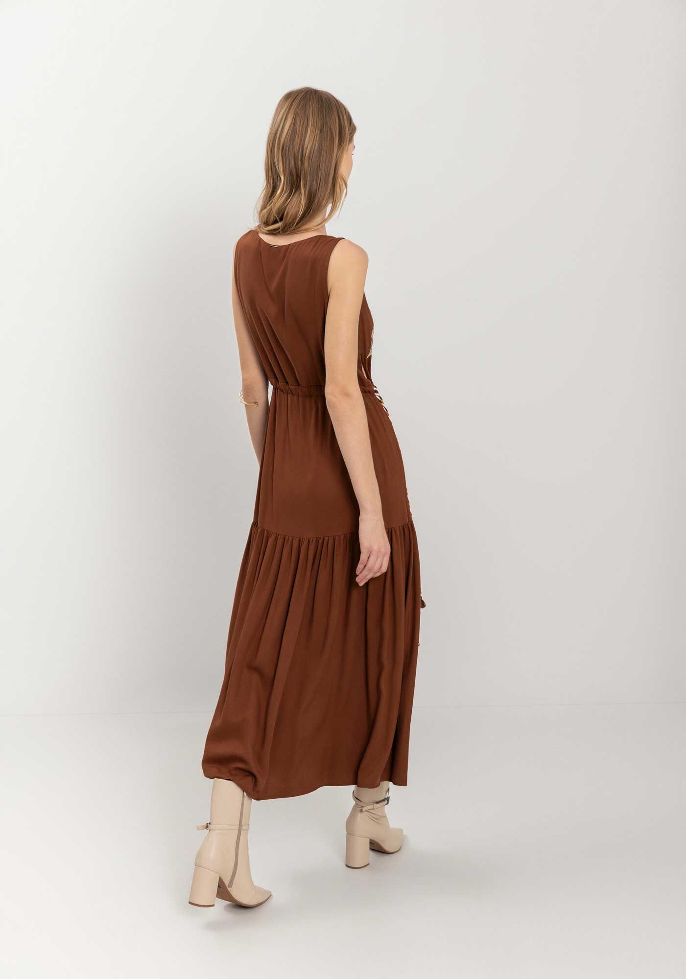 Vestido Ch&aacute; Com Bordado Localizado E Cord&atilde;o, MARROM TAMARA, large.