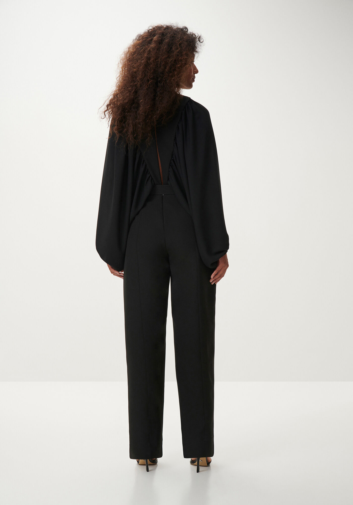 Macac&atilde;o Longo em Crepe com M&aacute;xi Mangas e Cinto, , large.