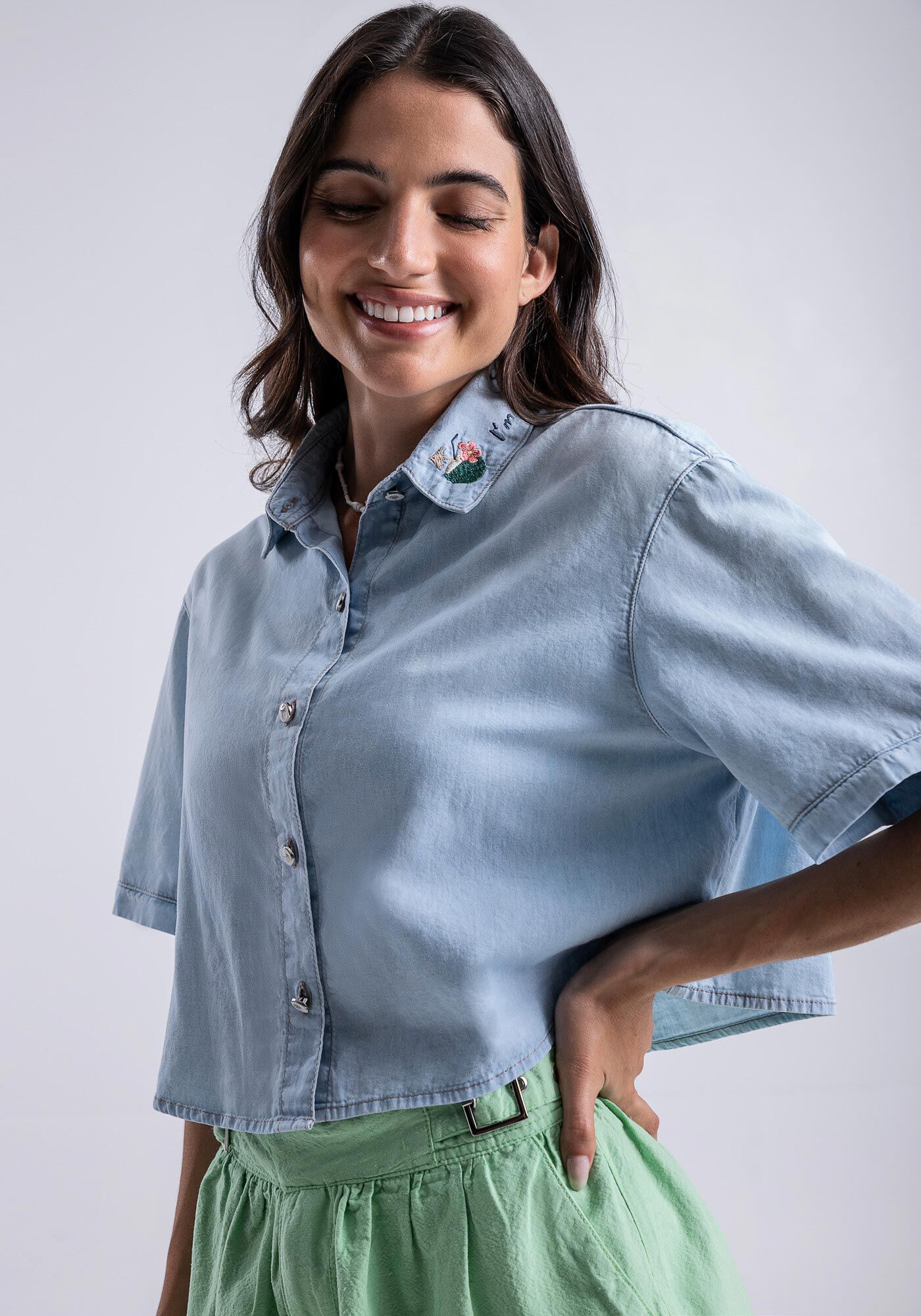 Camisa Jeans Cropped Manga Curta com Top Reto Lez a Lez