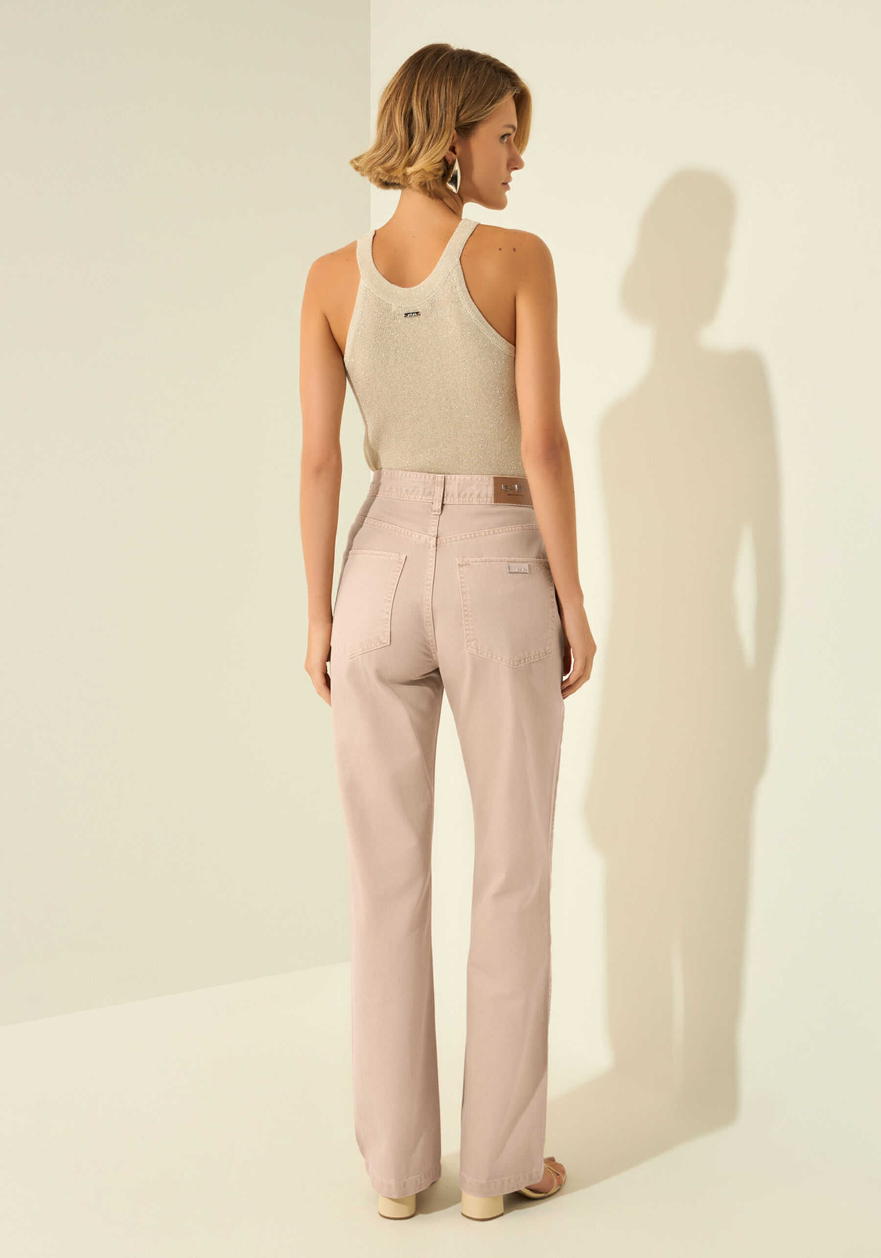 Calça Reta De Sarja Com Cintura Alta E Aplicações, BEGE PAPIRO. Calça Reta De Sarja Com Cintura Alta E Aplicações, BEGE PAPIRO, large.