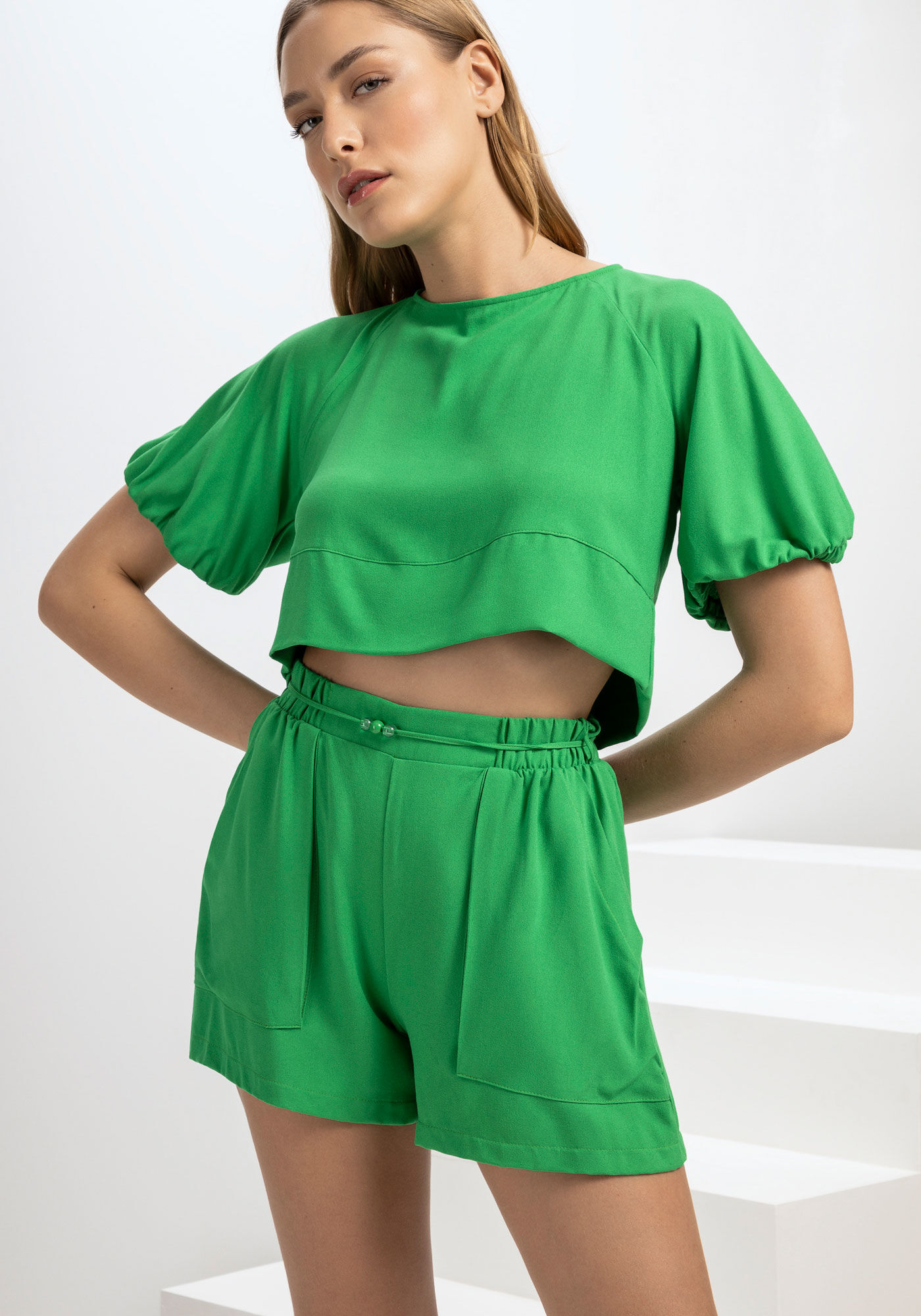 Shorts em Crepe Cintura M&eacute;dia com Cinto, , large.