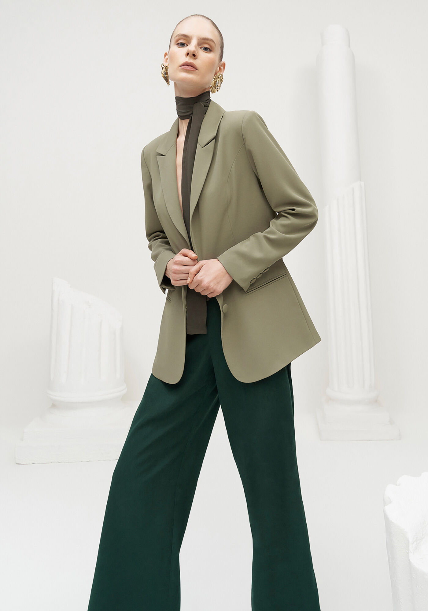 Cal&ccedil;a Reta Alfaiataria em Tecido Aveludado, VERDE CLOROFILA, large.