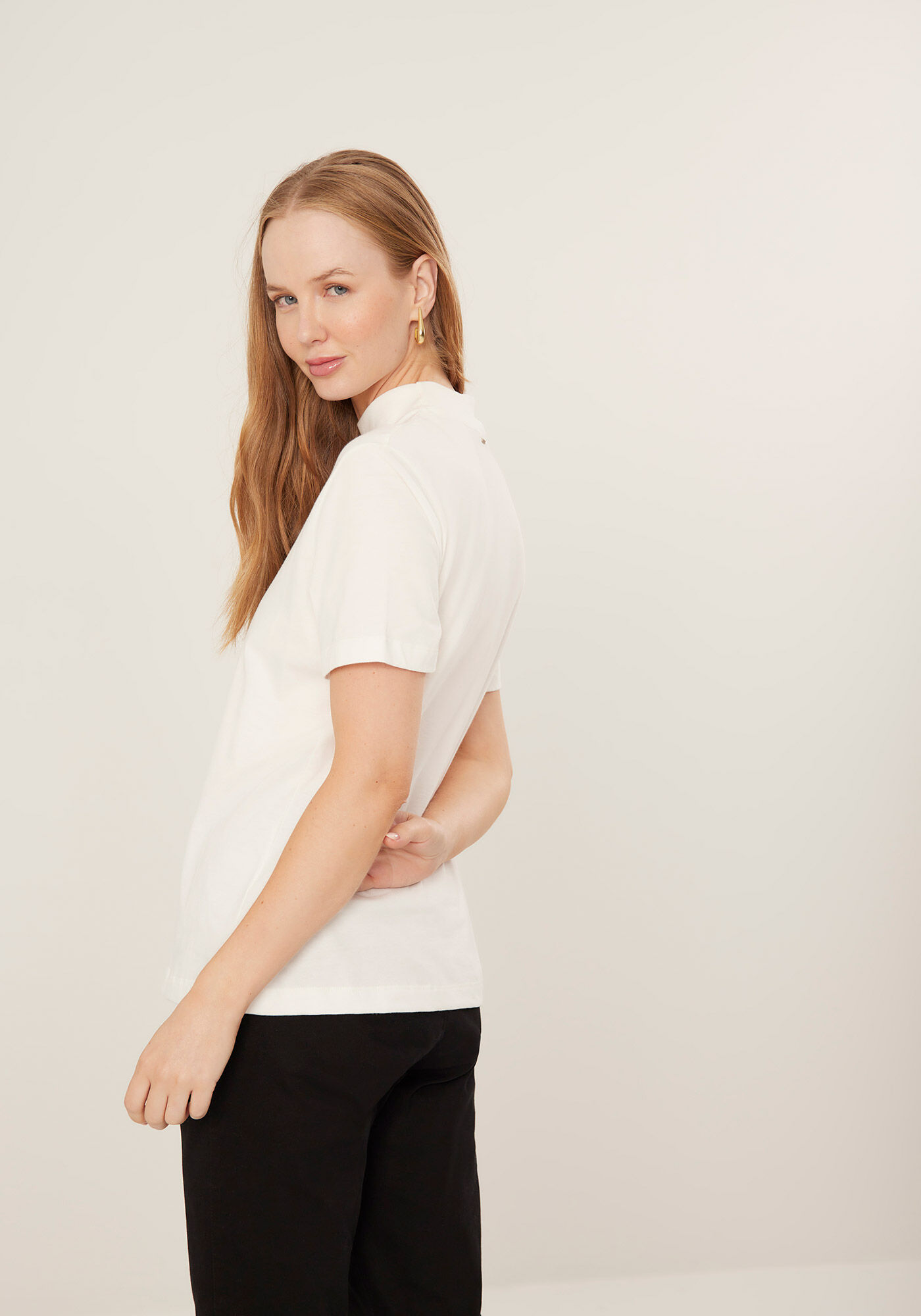 Blusa De Mangas Curtas Com Gola Alta E Bordado Frontal, BRANCO OFF WHITE, large.