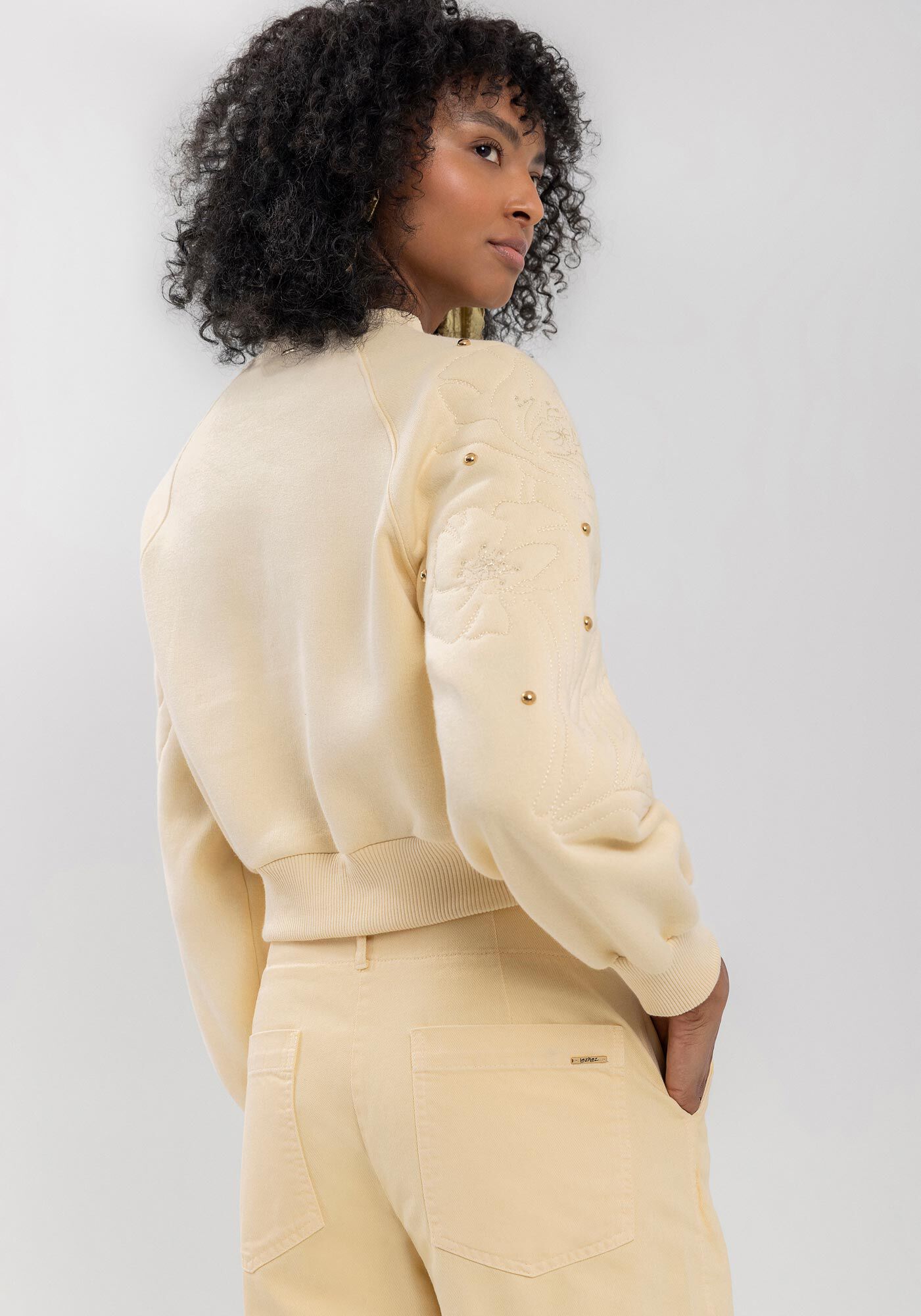 Blus&atilde;o Cropped Em Moletom Com Mangas Bordadas, , large.