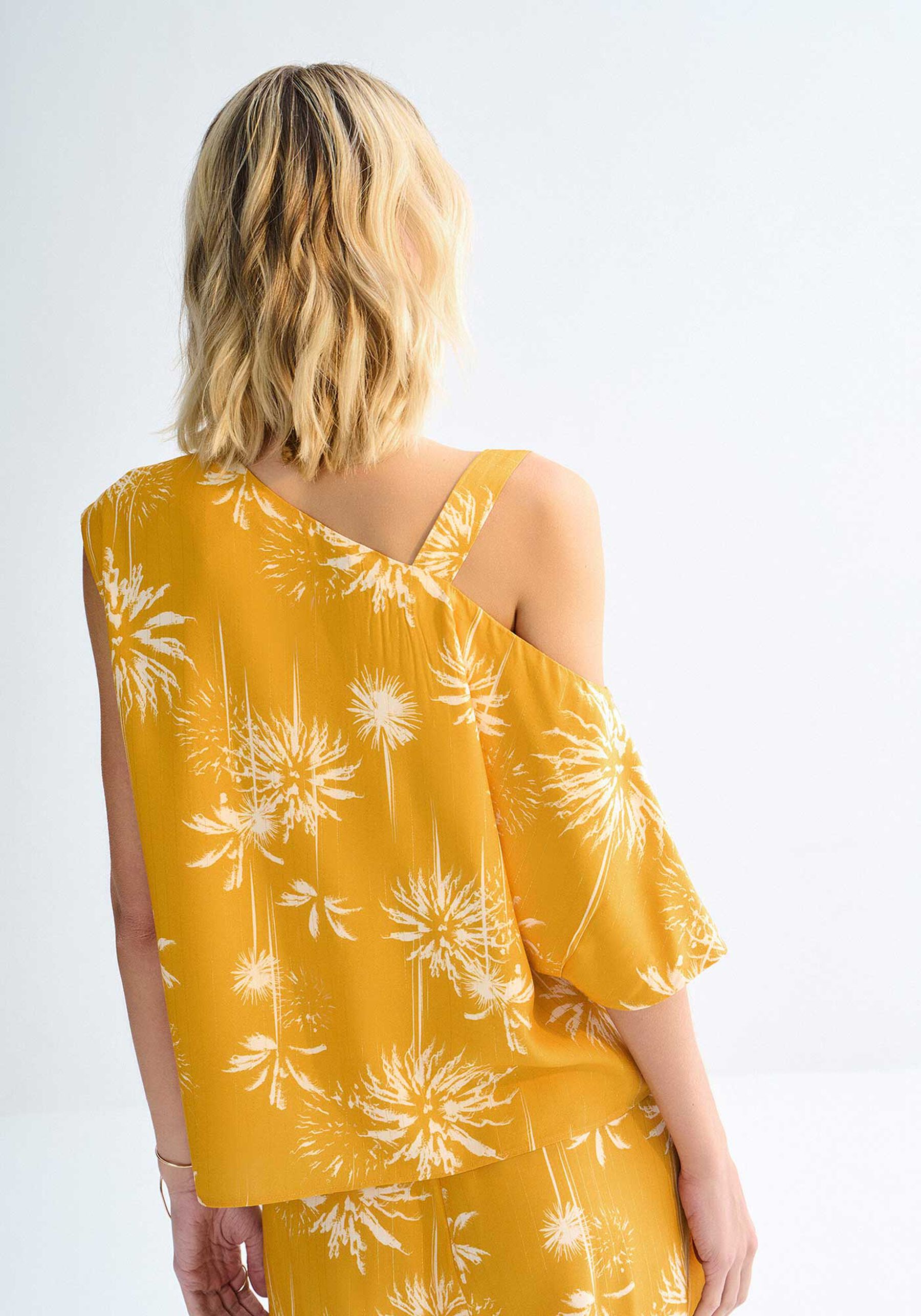 Blusa Assimétrica Estampada com Detalhe Ombro, DATE PALMS AMARELO. Blusa Assimétrica Estampada com Detalhe Ombro, DATE PALMS AMARELO, large.