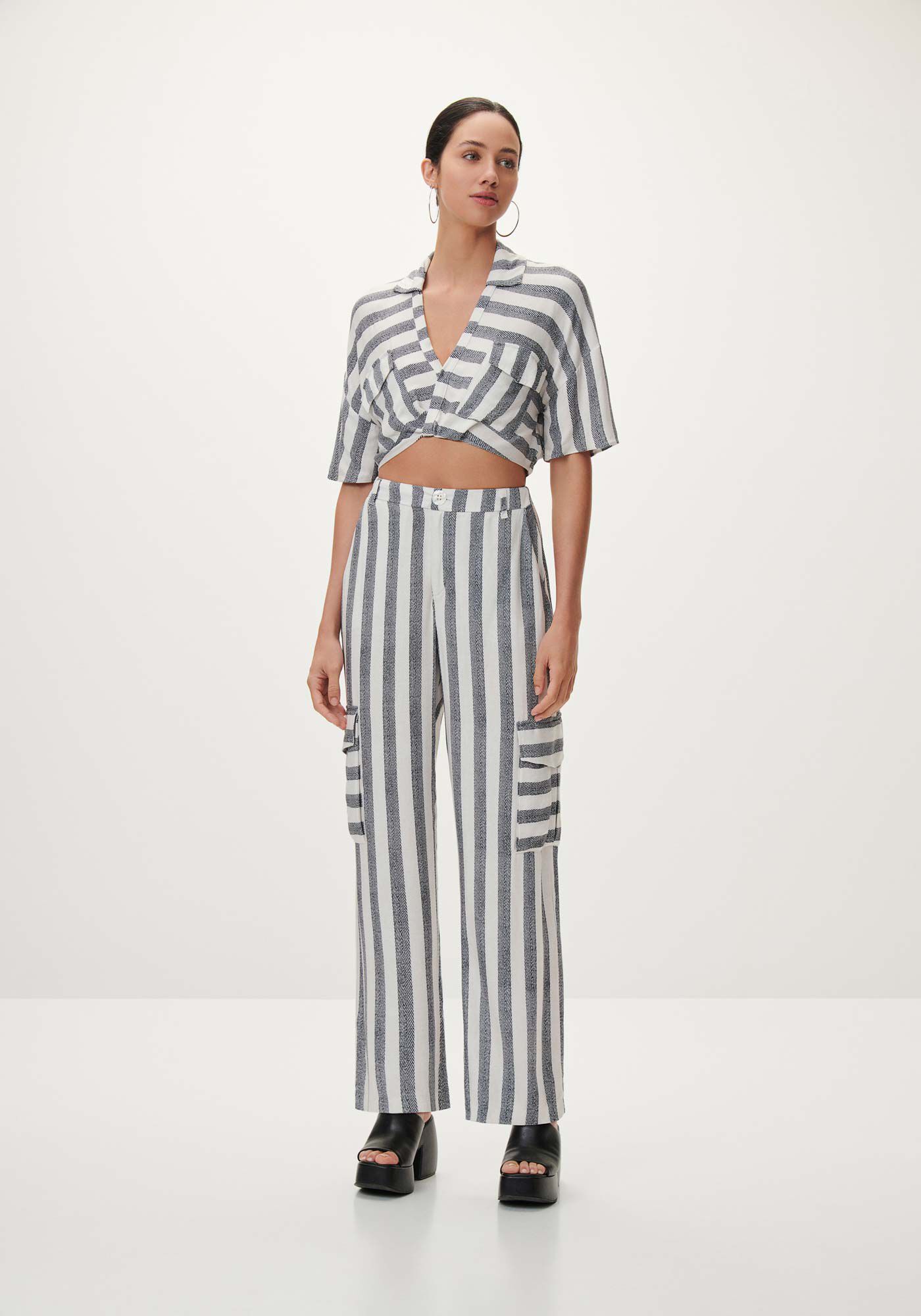 Blusa Cropped em Viscose com Gola e Bolsos, , large.