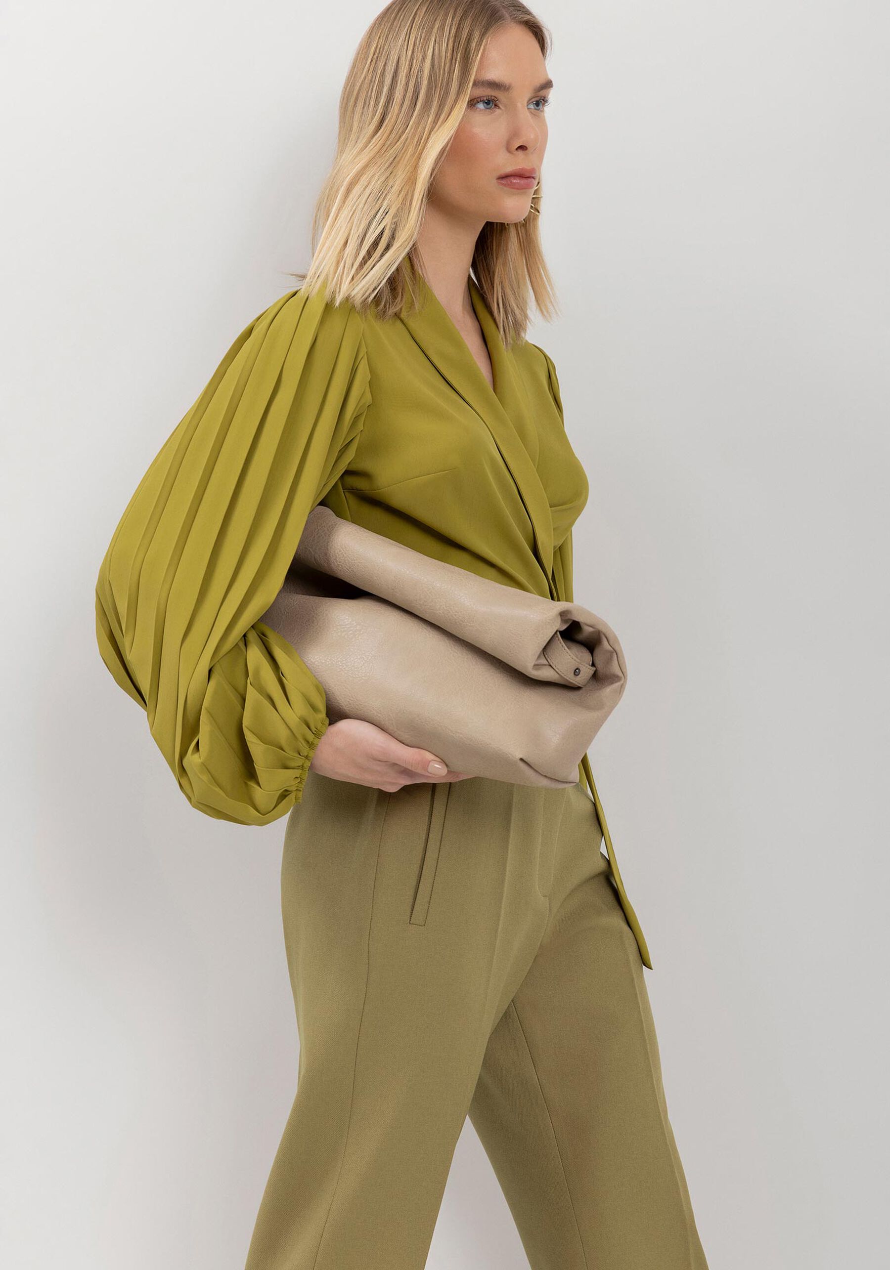 Blusa Curta Transpassada Com Mangas Longas Plissadas, VERDE NEW SOFT. Blusa Curta Transpassada Com Mangas Longas Plissadas, VERDE NEW SOFT, large.