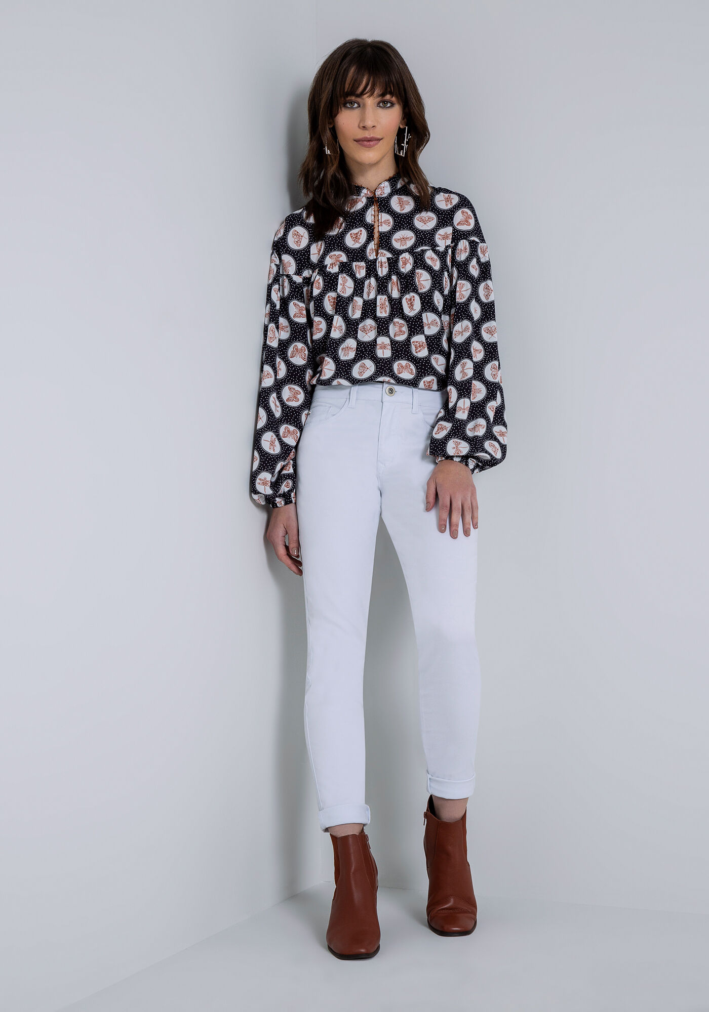 Blusa Manga Longa em Viscose Detalhe Decote, , large.