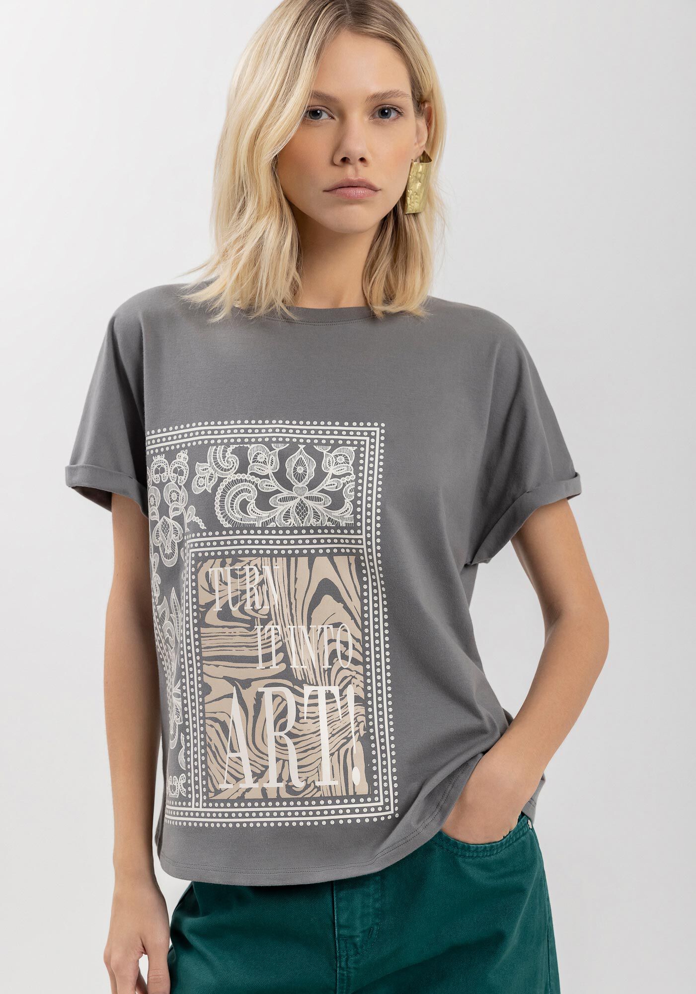 Blusa Com Estampa Frontal E Mangas Dobradas Em Malha Prime, , large.