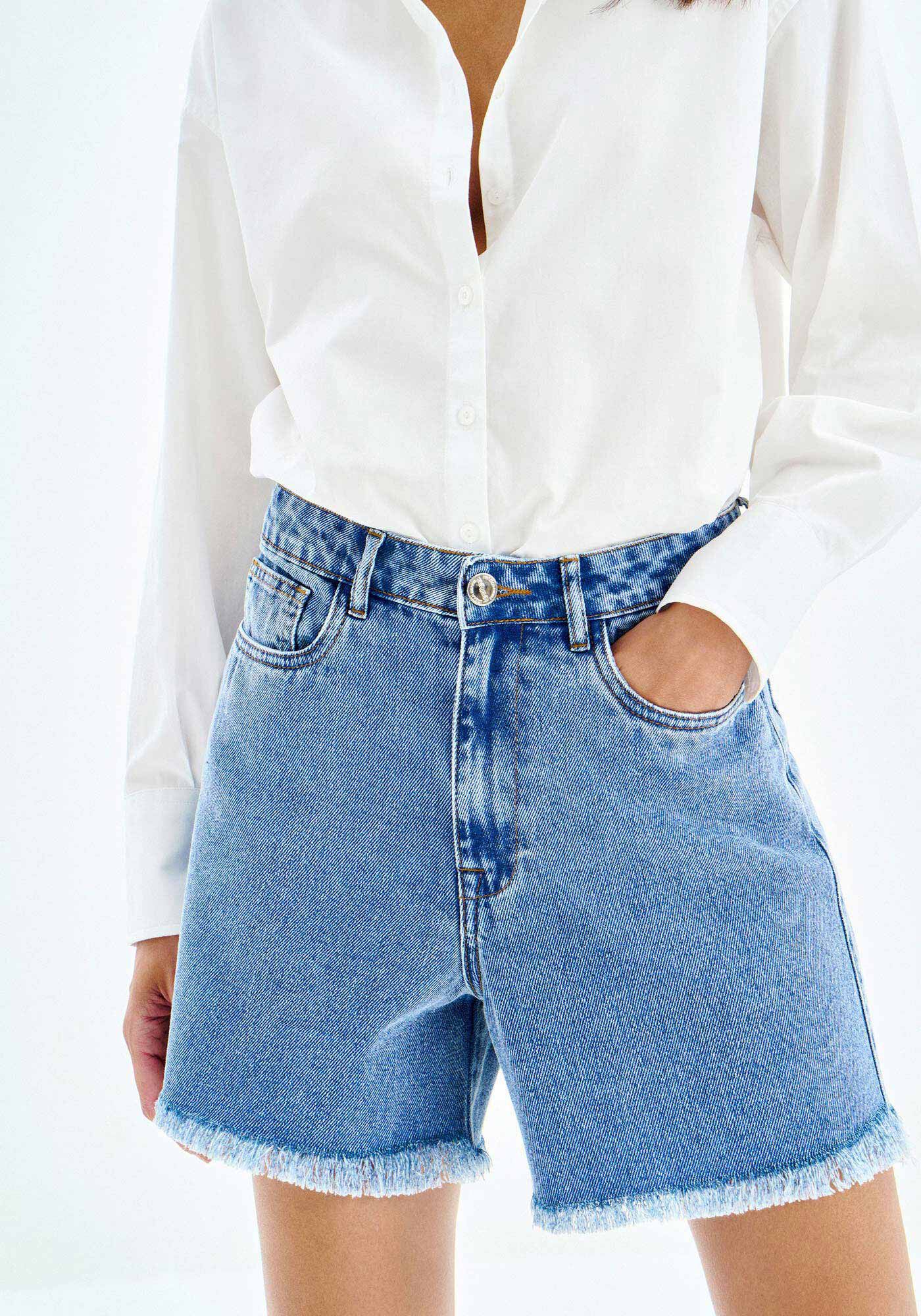 Shorts Jeans Mom Cintura Alta com Barra Desfiada, JEANS, large.