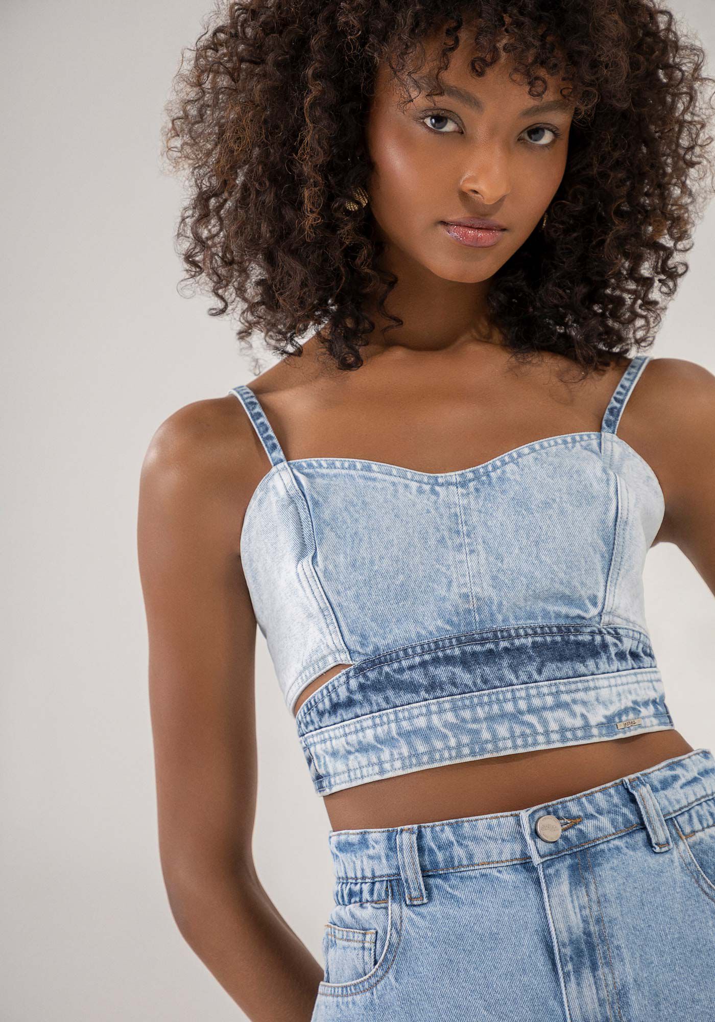 Blusa Jeans Cropped Marmorizada com Cut Out Lez a Lez