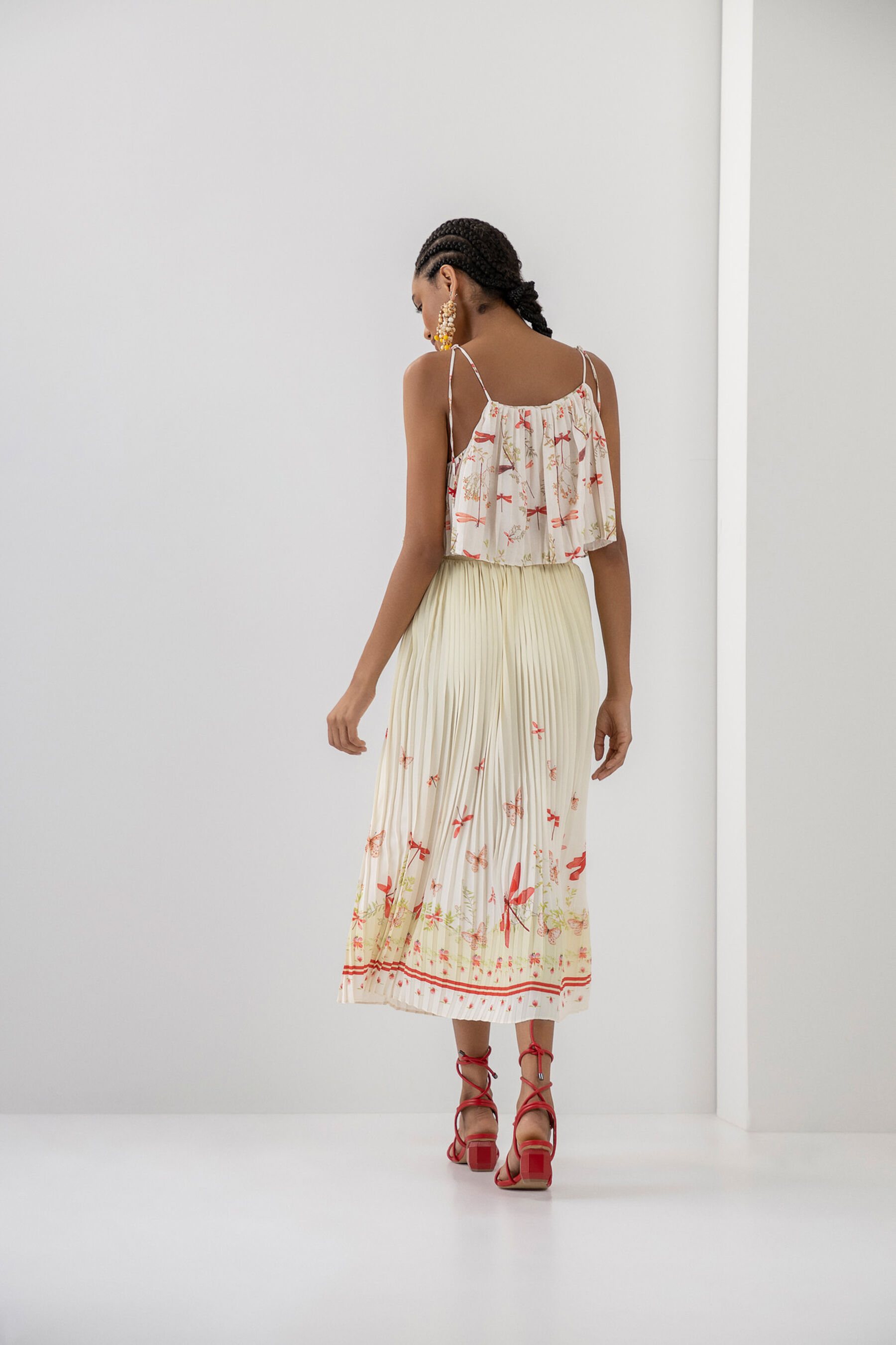 Blusa Plissada Cropped Estampada com Detalhe Alças, LIBELULAS. Blusa Plissada Cropped Estampada com Detalhe Alças, LIBELULAS, large.