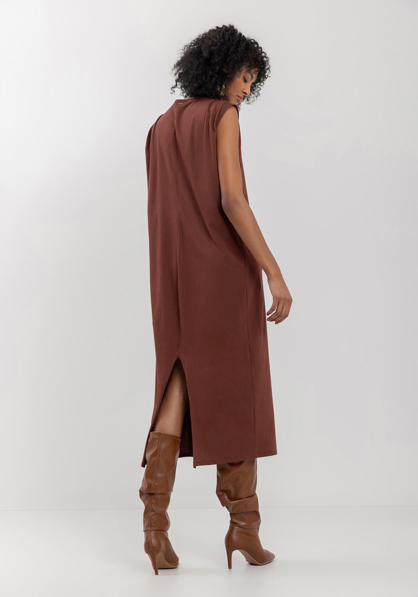 Vestido Midi Ch&aacute; Em Algod&atilde;o Com Drapeado Nos Ombros, MARROM CHOCOLATE, large.