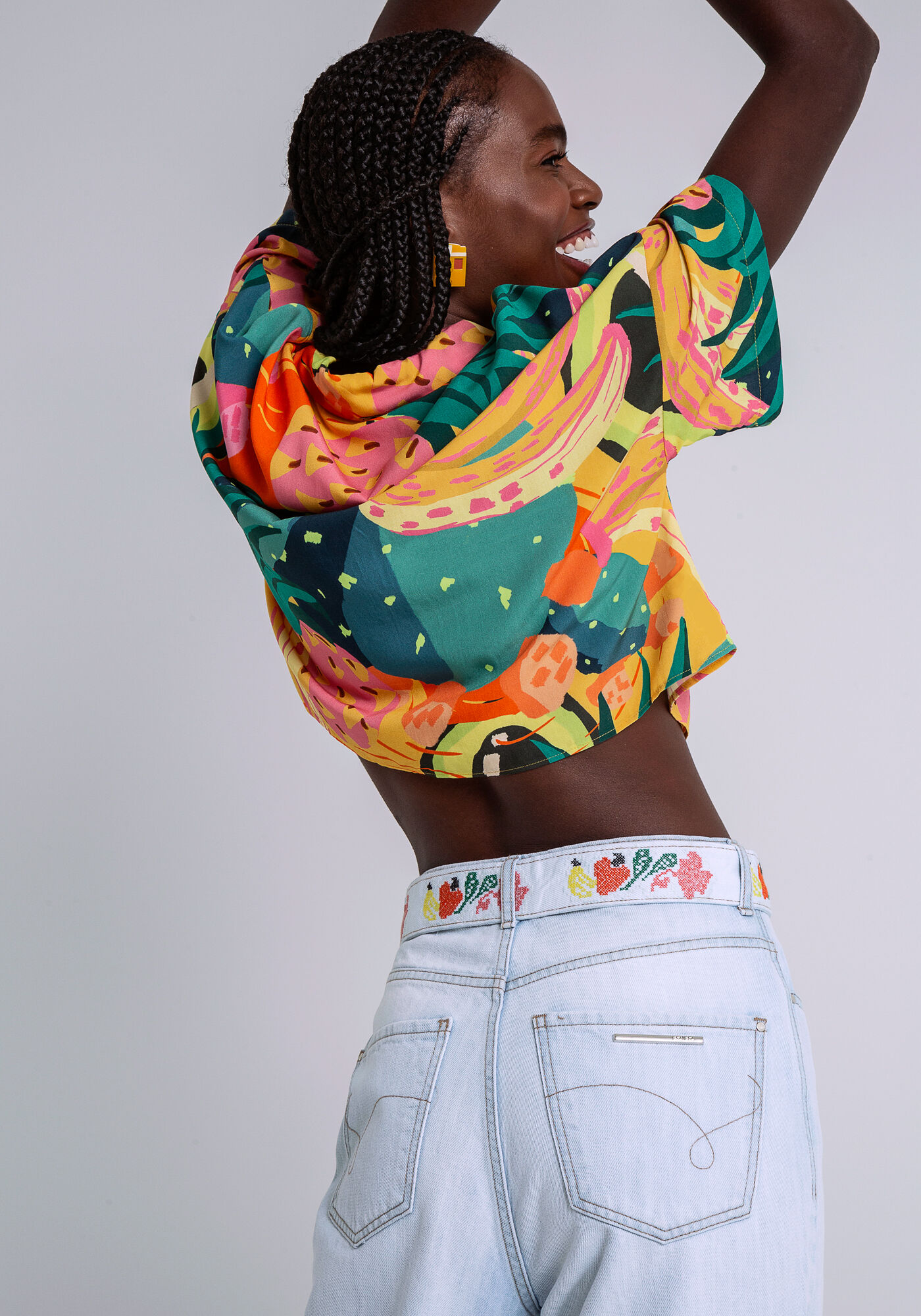 Cal&ccedil;a Jeans Mom com Cinto Bordado, JEANS, large.