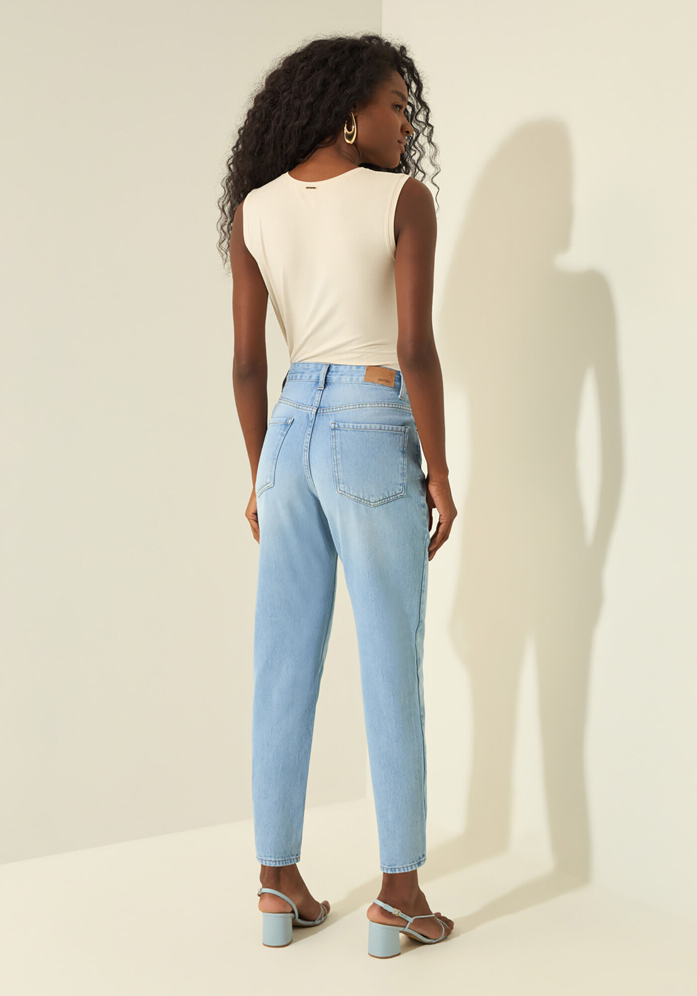 Cal&ccedil;a Mom Jeans Com Bolsos E Cintura Alta, JEANS, large.