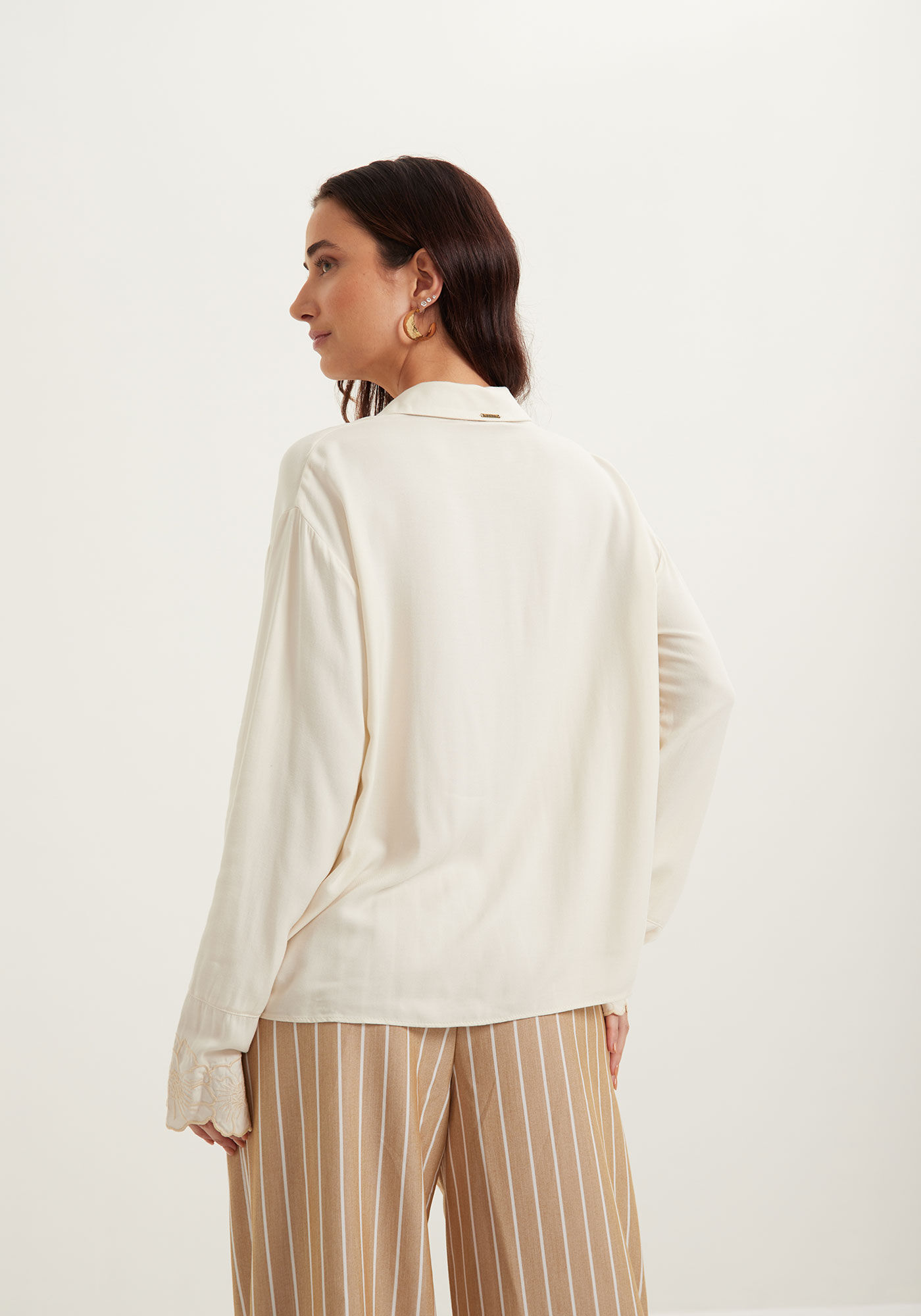 Camisa Alongada De Mangas Longas Com Bot&otilde;es E Bordados, , large.