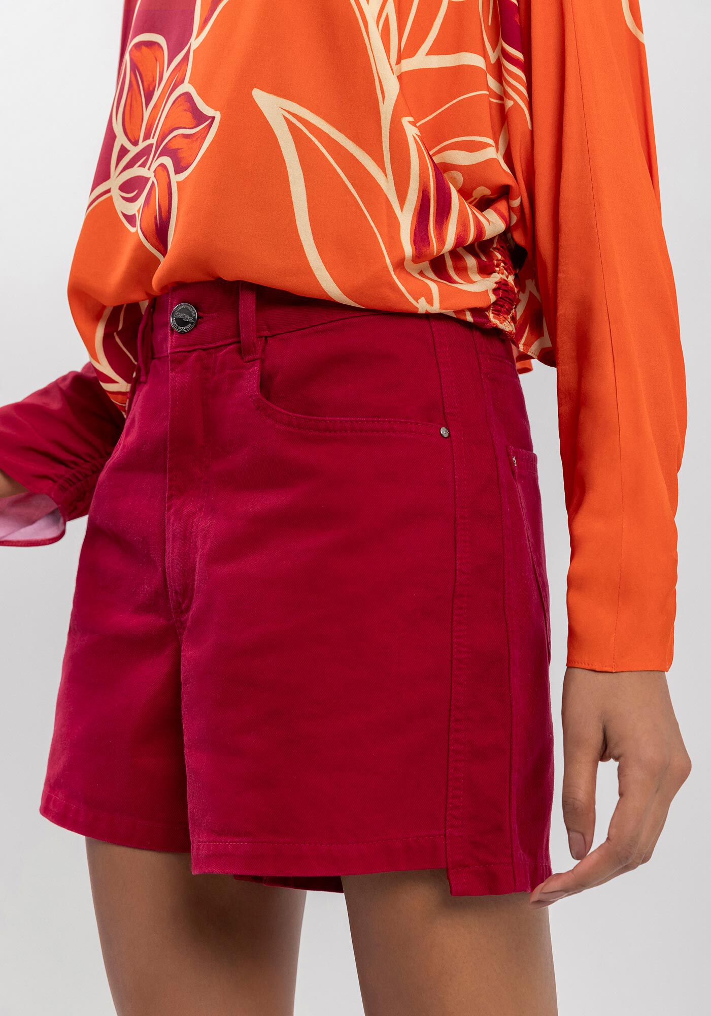 Shorts Mom Em Sarja Com Cintura Alta E Passantes No C&oacute;s, VERMELHO FLAMBOYANT, large.