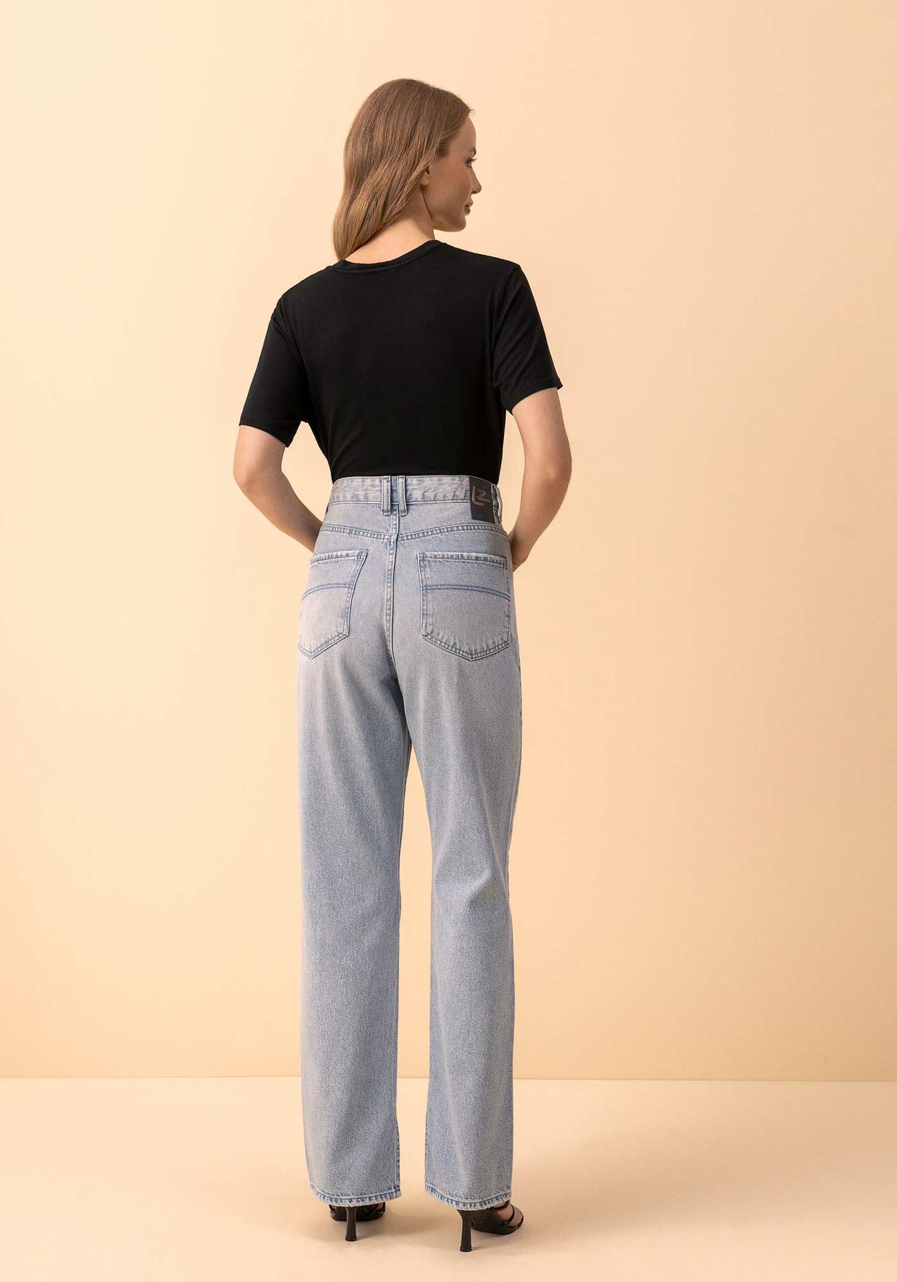 Blusa Básica Com Decote Em V Em Malha Leve, PRETO. Blusa Básica Com Decote Em V Em Malha Leve, PRETO, large.