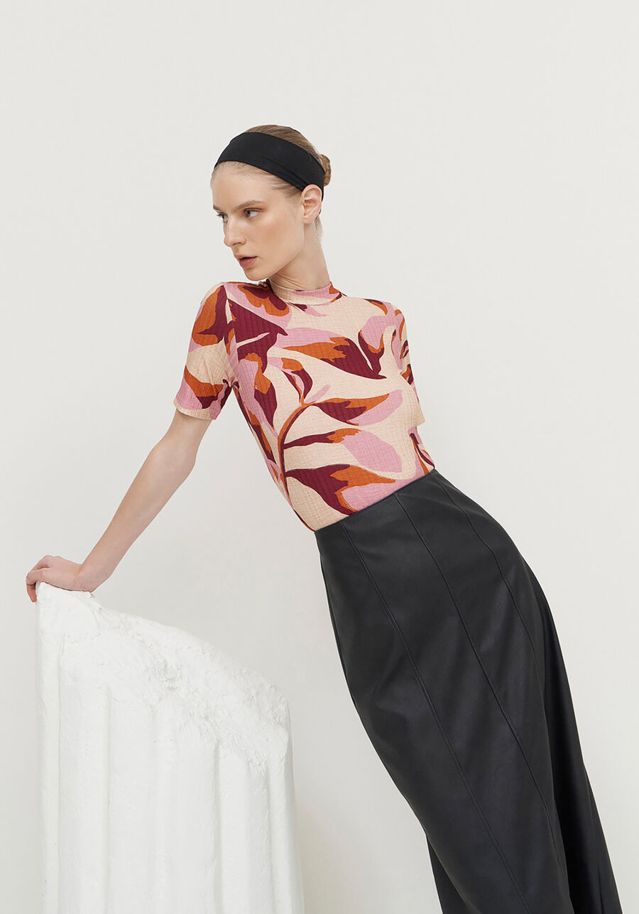 Blusa Canelada Estampada com Gola, PINK PETALS. Blusa Canelada Estampada com Gola, PINK PETALS, large.