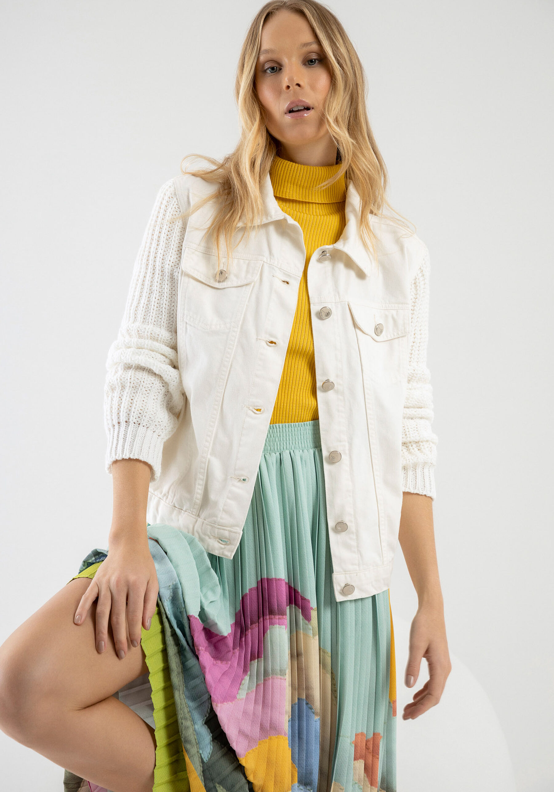 Jaqueta Sarja com Mangas Longas em Tricô, BRANCO OFF WHITE. Jaqueta Sarja com Mangas Longas em Tricô, BRANCO OFF WHITE, large.