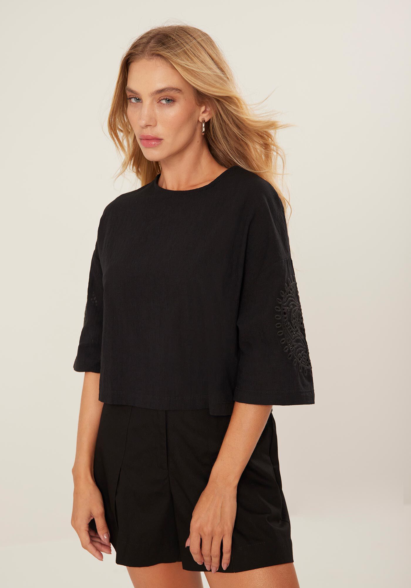 Blusa Ampla em Tecido Cotton com Bordado Mangas, , large.