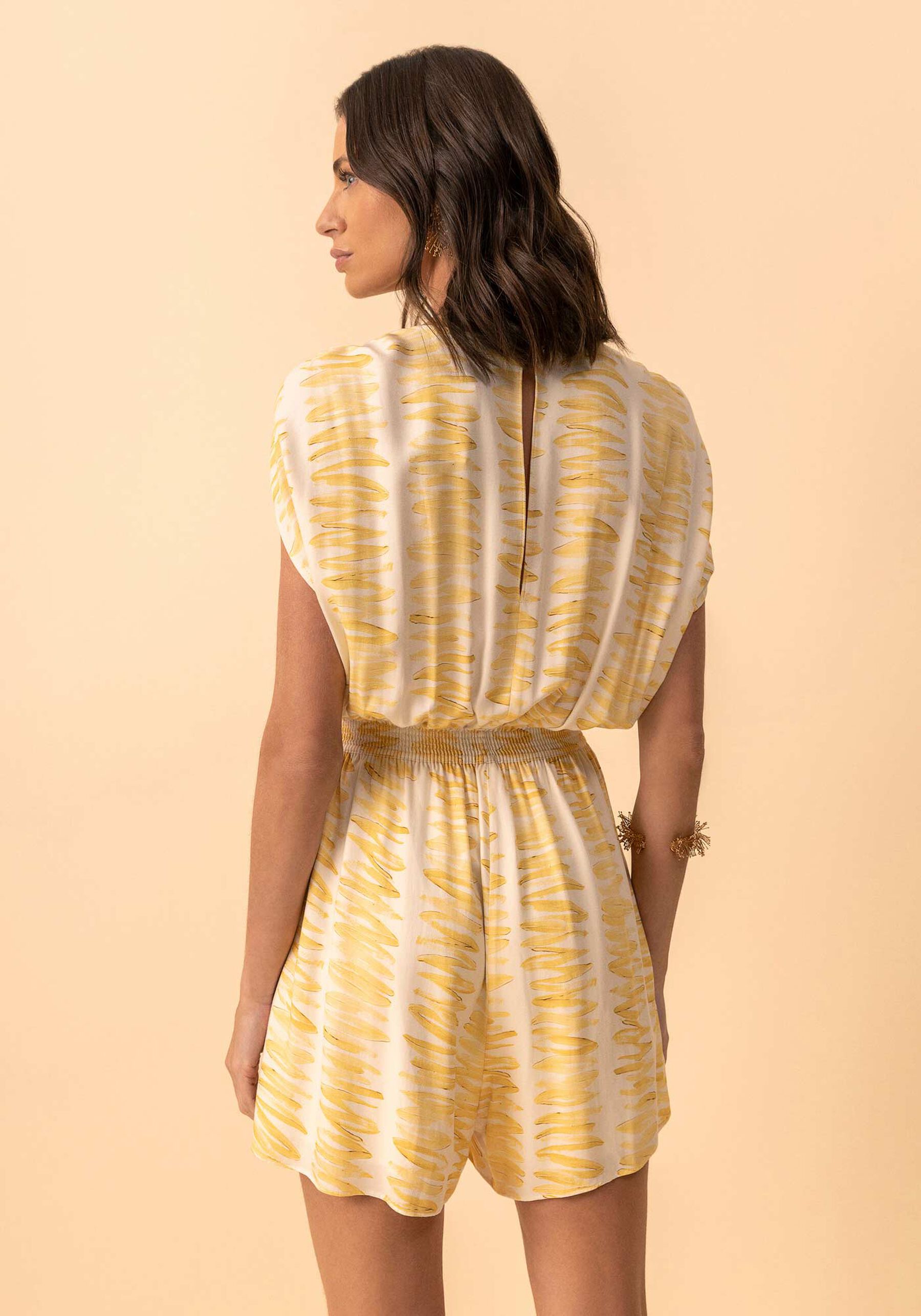 Macacão Curto Estampado Com Decote Em V Em Viscose, PETALAS OFF. Macacão Curto Estampado Com Decote Em V Em Viscose, PETALAS OFF, large.